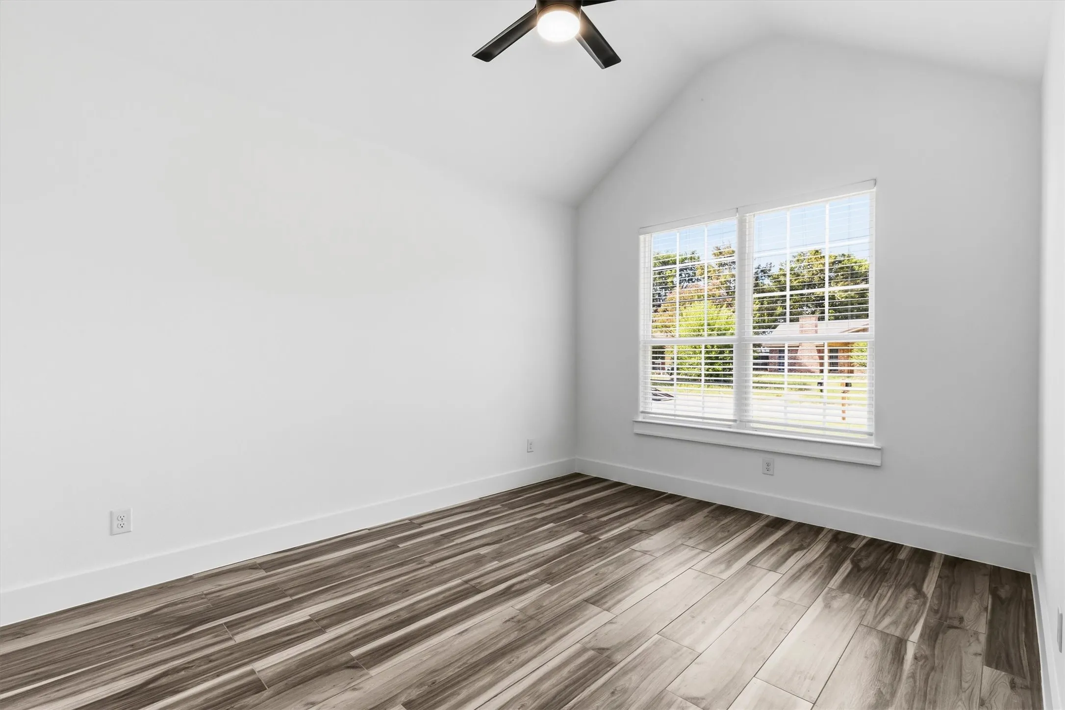 Guest bedroom 1 with volume ceiling