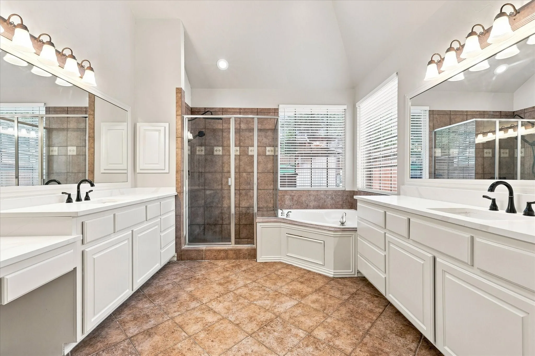 Single Family Residence For Sale in Tarrant County , 708 Lakeway Drive, Keller, Texas 76248, 5 Bedroom, 4 Bathroom, 3 Garage spaces, 4,430 Sqft, built in 1999, mls#21364717, Real Estate Agent in Keller, Homes For Sale in Tarrant county, Homes For Sale in Keller, Realtor in Keller Texas, Real Estate Brokerage Independent Realty Texas, Luminita Cordes Realtor