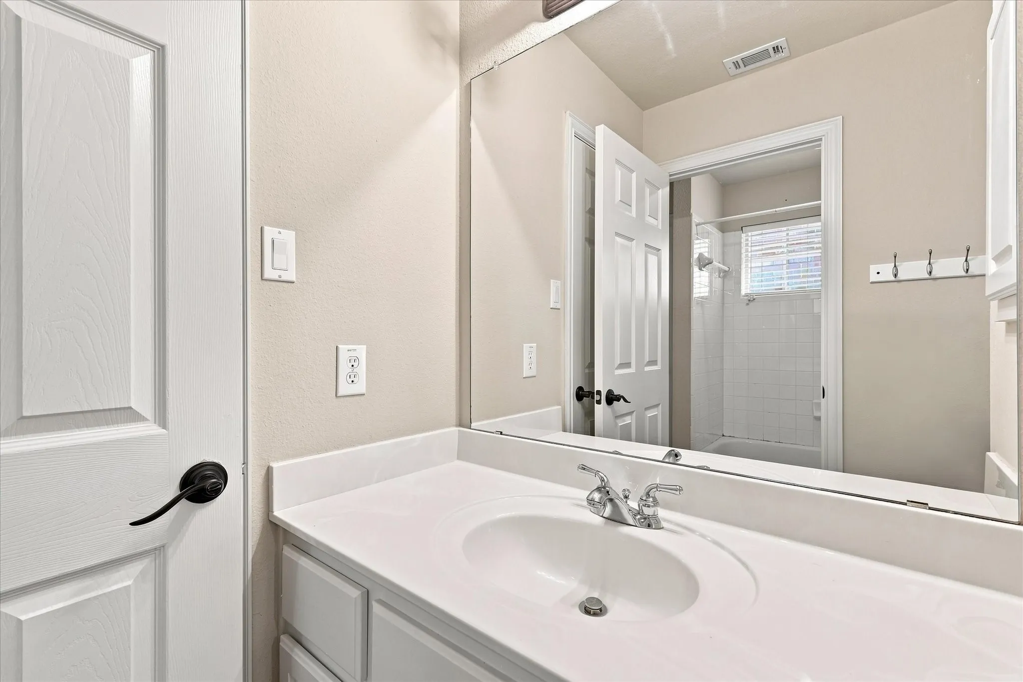Single Family Residence For Sale in Tarrant County , 708 Lakeway Drive, Keller, Texas 76248, 5 Bedroom, 4 Bathroom, 3 Garage spaces, 4,430 Sqft, built in 1999, mls#21364717, Real Estate Agent in Keller, Homes For Sale in Tarrant county, Homes For Sale in Keller, Realtor in Keller Texas, Real Estate Brokerage Independent Realty Texas, Luminita Cordes Realtor