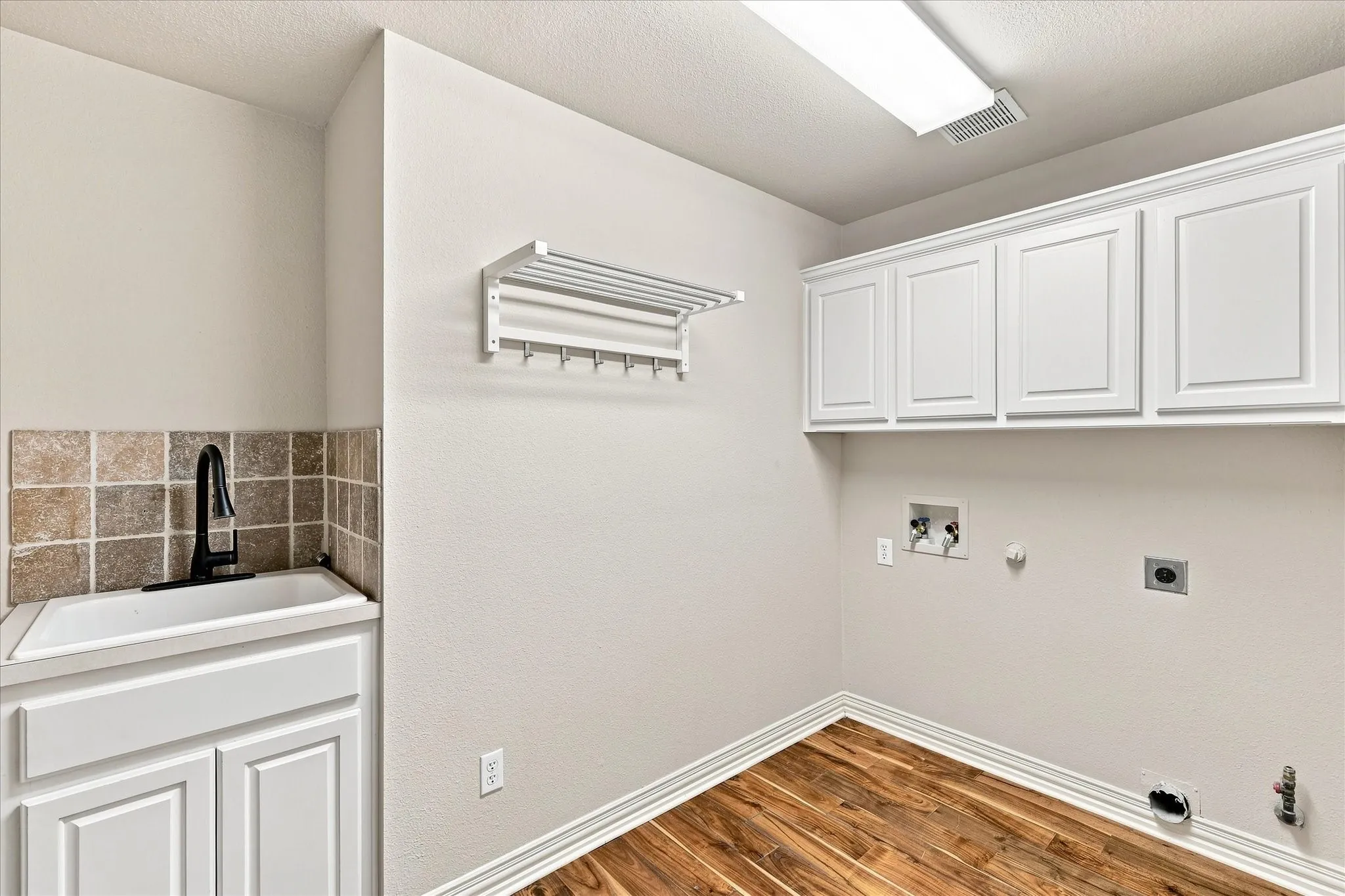 Single Family Residence For Sale in Tarrant County , 708 Lakeway Drive, Keller, Texas 76248, 5 Bedroom, 4 Bathroom, 3 Garage spaces, 4,430 Sqft, built in 1999, mls#21364717, Real Estate Agent in Keller, Homes For Sale in Tarrant county, Homes For Sale in Keller, Realtor in Keller Texas, Real Estate Brokerage Independent Realty Texas, Luminita Cordes Realtor