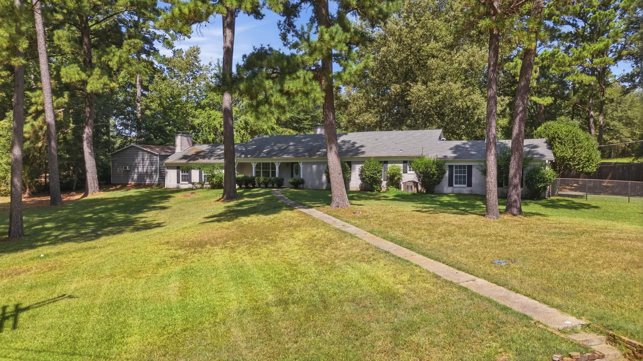 Single Family Residence For Sale in Marion County , 1316 Pine Hill Drive, Jefferson, Texas 75657, 3 Bedroom, 3 Bathroom, 2 Garage spaces, 3,444 Sqft, built in 1970, Price $325,000, mls#21365884, Real Estate Agent in Jefferson, Homes For Sale in Marion county, Homes For Sale in Jefferson, Realtor in Jefferson Texas, Real Estate Brokerage Independent Realty Texas, Luminita Cordes Realtor