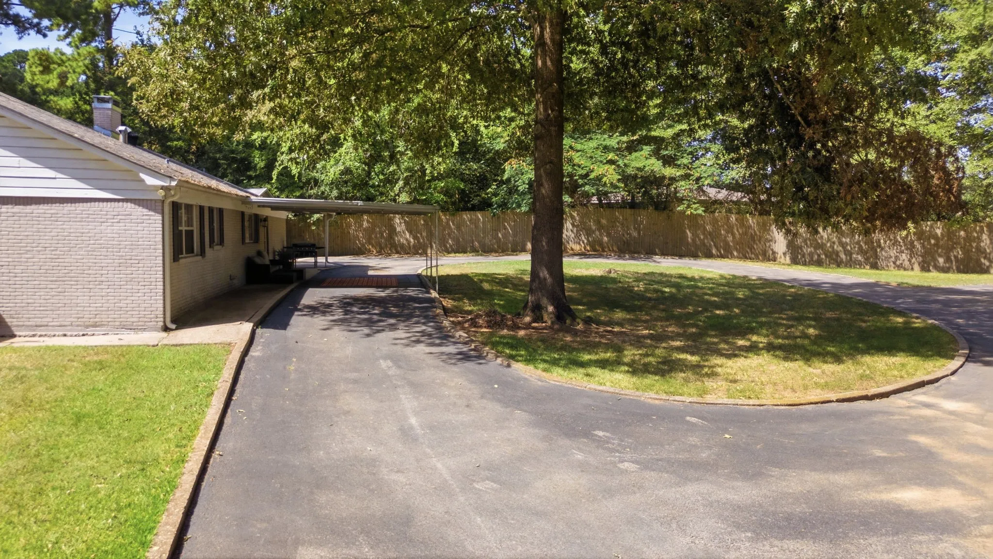 Single Family Residence For Sale in Marion County , 1316 Pine Hill Drive, Jefferson, Texas 75657, 3 Bedroom, 3 Bathroom, 2 Garage spaces, 3,444 Sqft, built in 1970, Price $325,000, mls#21365884, Real Estate Agent in Jefferson, Homes For Sale in Marion county, Homes For Sale in Jefferson, Realtor in Jefferson Texas, Real Estate Brokerage Independent Realty Texas, Luminita Cordes Realtor