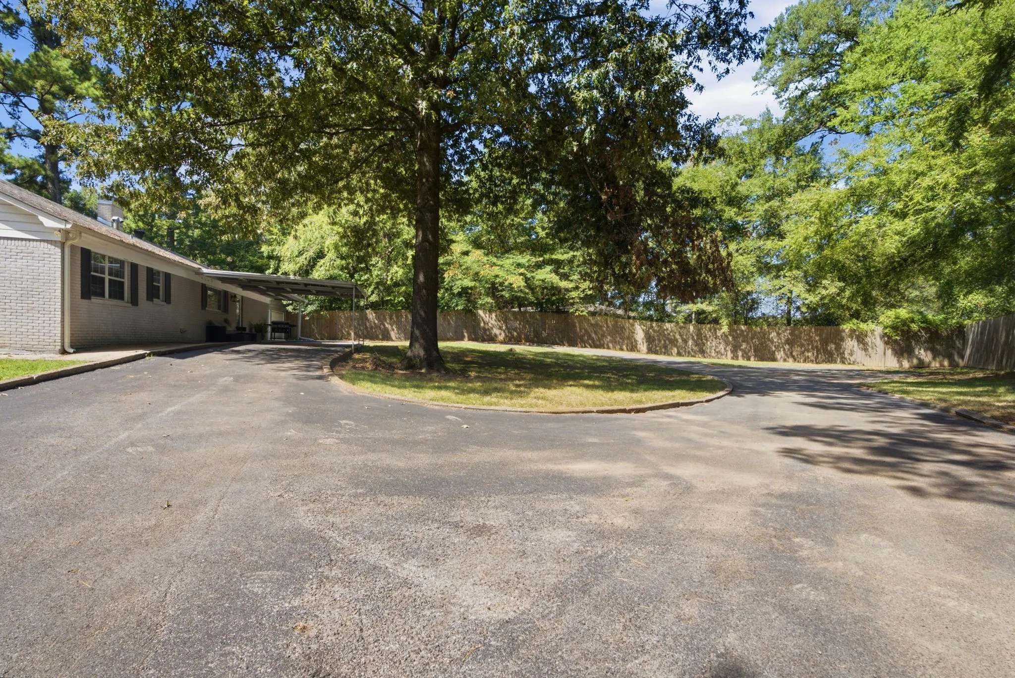 Single Family Residence For Sale in Marion County , 1316 Pine Hill Drive, Jefferson, Texas 75657, 3 Bedroom, 3 Bathroom, 2 Garage spaces, 3,444 Sqft, built in 1970, Price $325,000, mls#21365884, Real Estate Agent in Jefferson, Homes For Sale in Marion county, Homes For Sale in Jefferson, Realtor in Jefferson Texas, Real Estate Brokerage Independent Realty Texas, Luminita Cordes Realtor