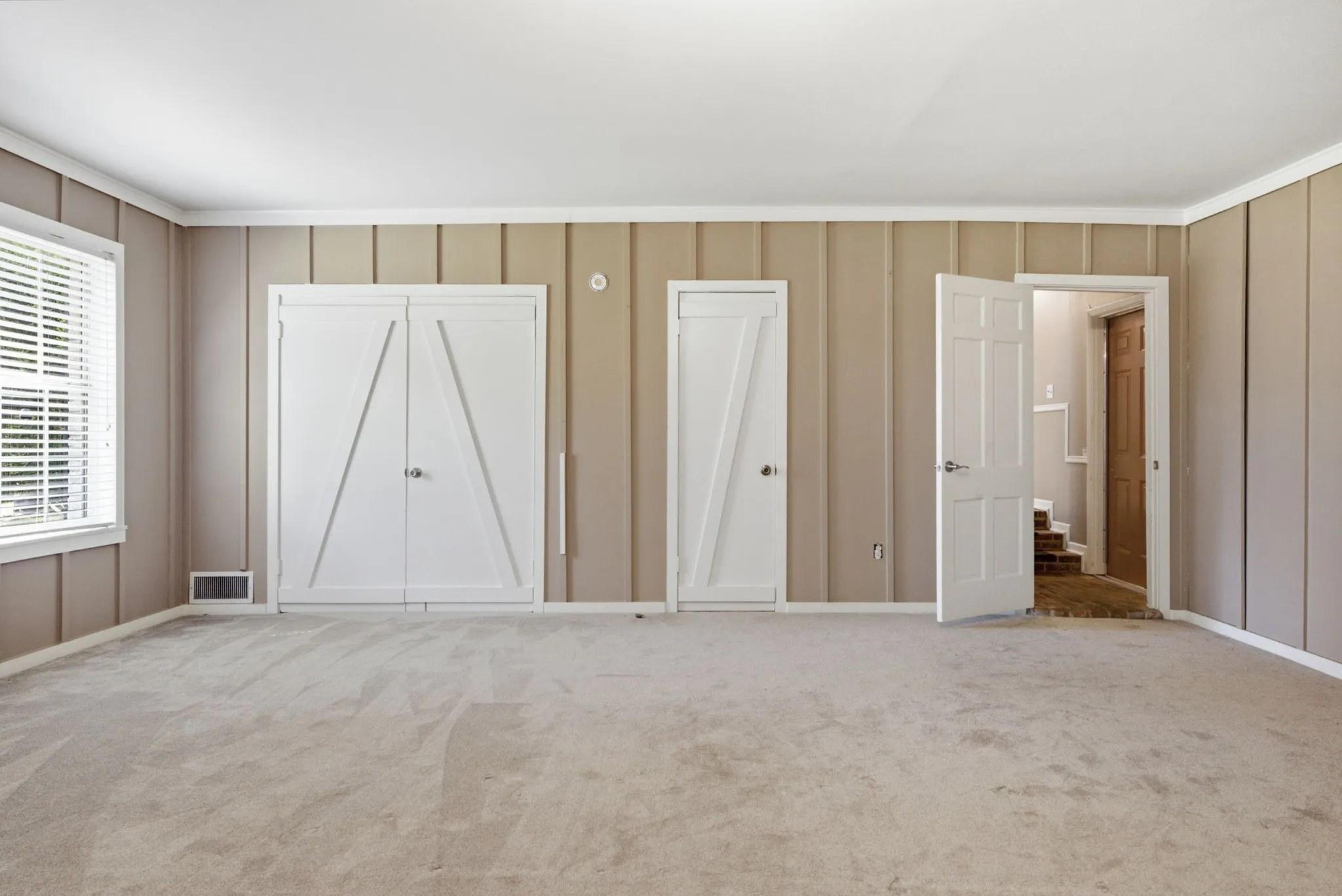 Plush carpet flooring and neutral wall tones
