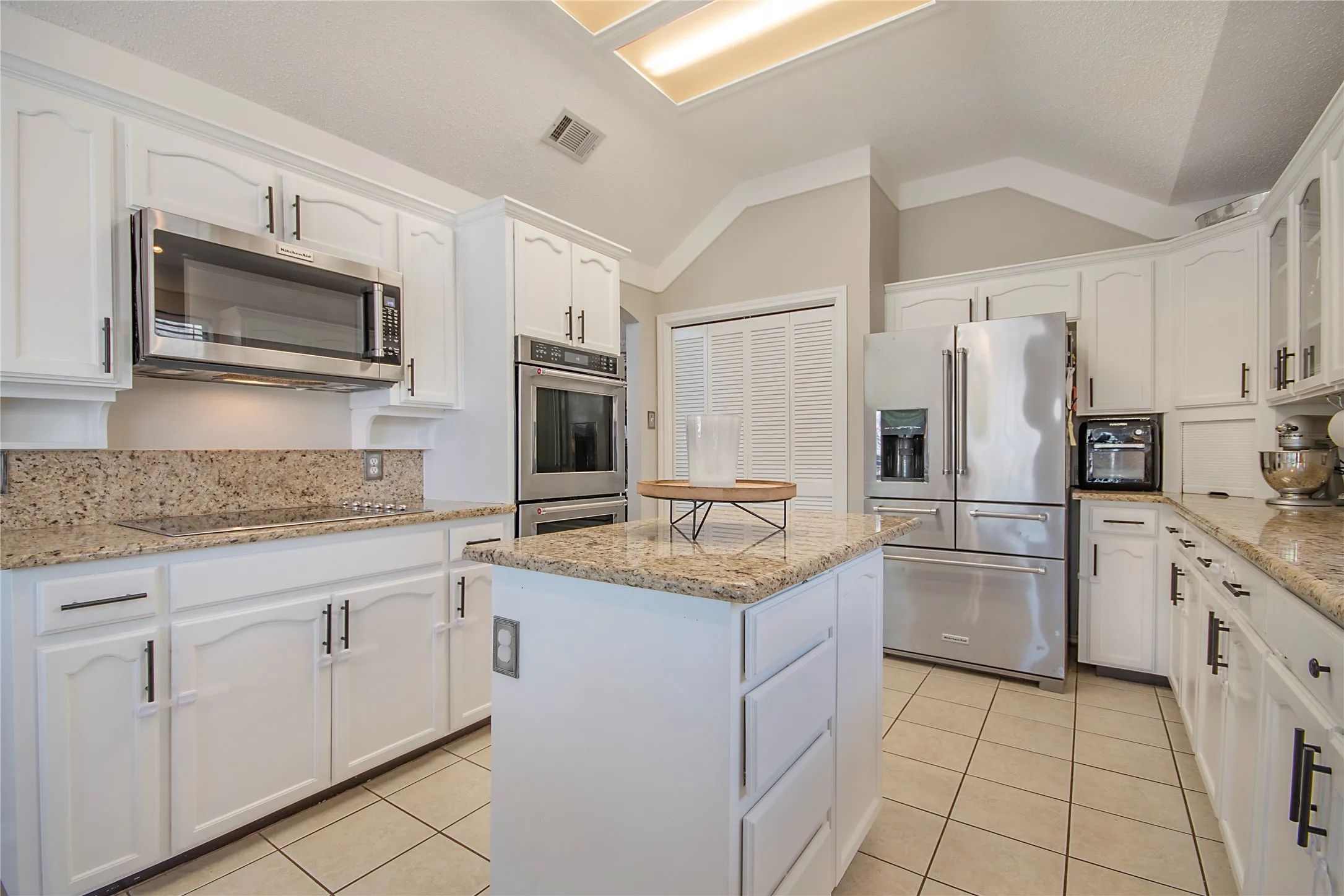 Single Family Residence For Sale in Tarrant County , 7429 Amber Drive, Watauga, Texas 76148, 3 Bedroom, 2 Bathroom, 2 Garage spaces, 1,671 Sqft, built in 1994, mls#21365673, Real Estate Agent in Watauga, Homes For Sale in Tarrant county, Homes For Sale in Watauga, Realtor in Watauga Texas, Real Estate Brokerage Independent Realty Texas, Luminita Cordes Realtor