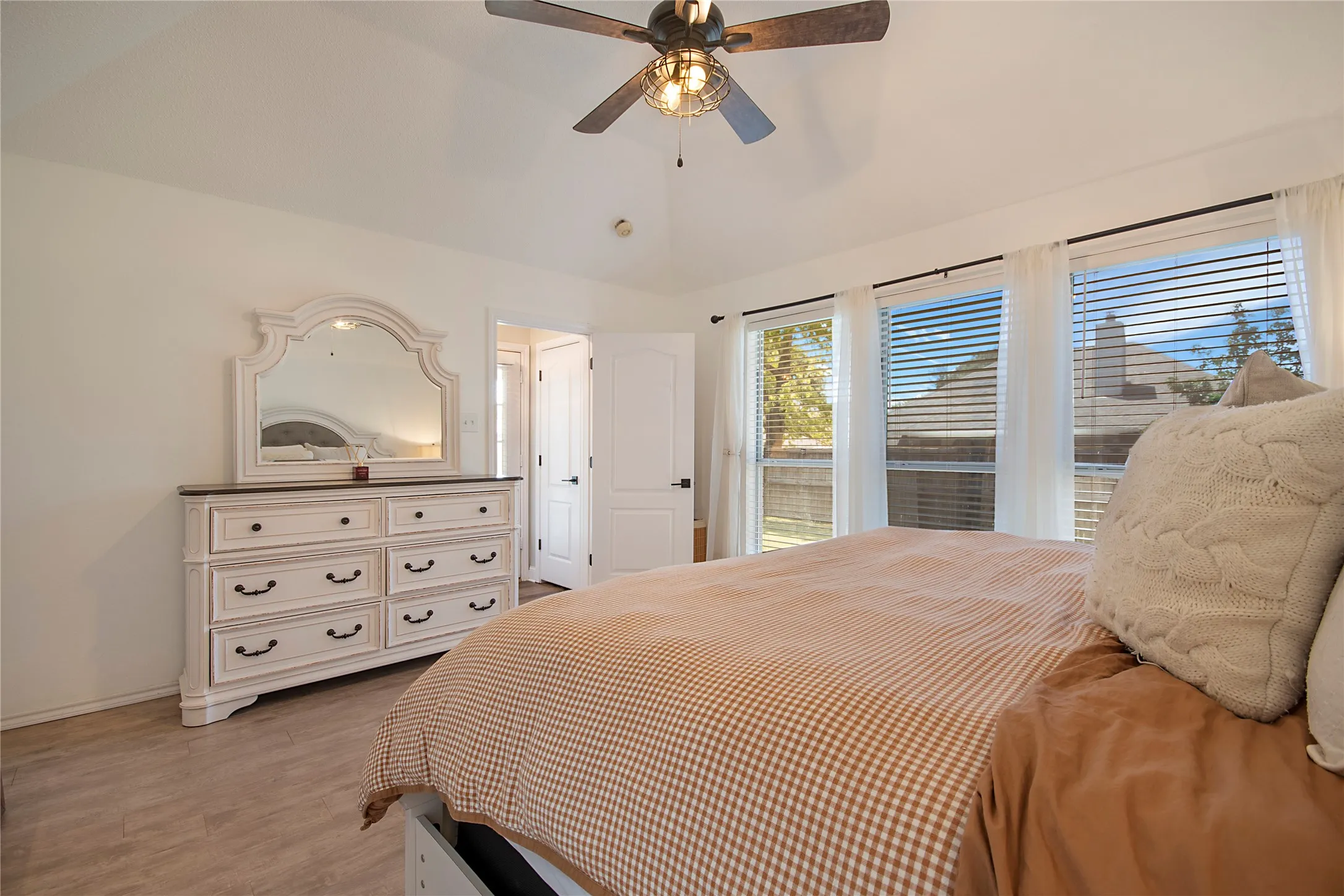 Single Family Residence For Sale in Tarrant County , 7429 Amber Drive, Watauga, Texas 76148, 3 Bedroom, 2 Bathroom, 2 Garage spaces, 1,671 Sqft, built in 1994, mls#21365673, Real Estate Agent in Watauga, Homes For Sale in Tarrant county, Homes For Sale in Watauga, Realtor in Watauga Texas, Real Estate Brokerage Independent Realty Texas, Luminita Cordes Realtor