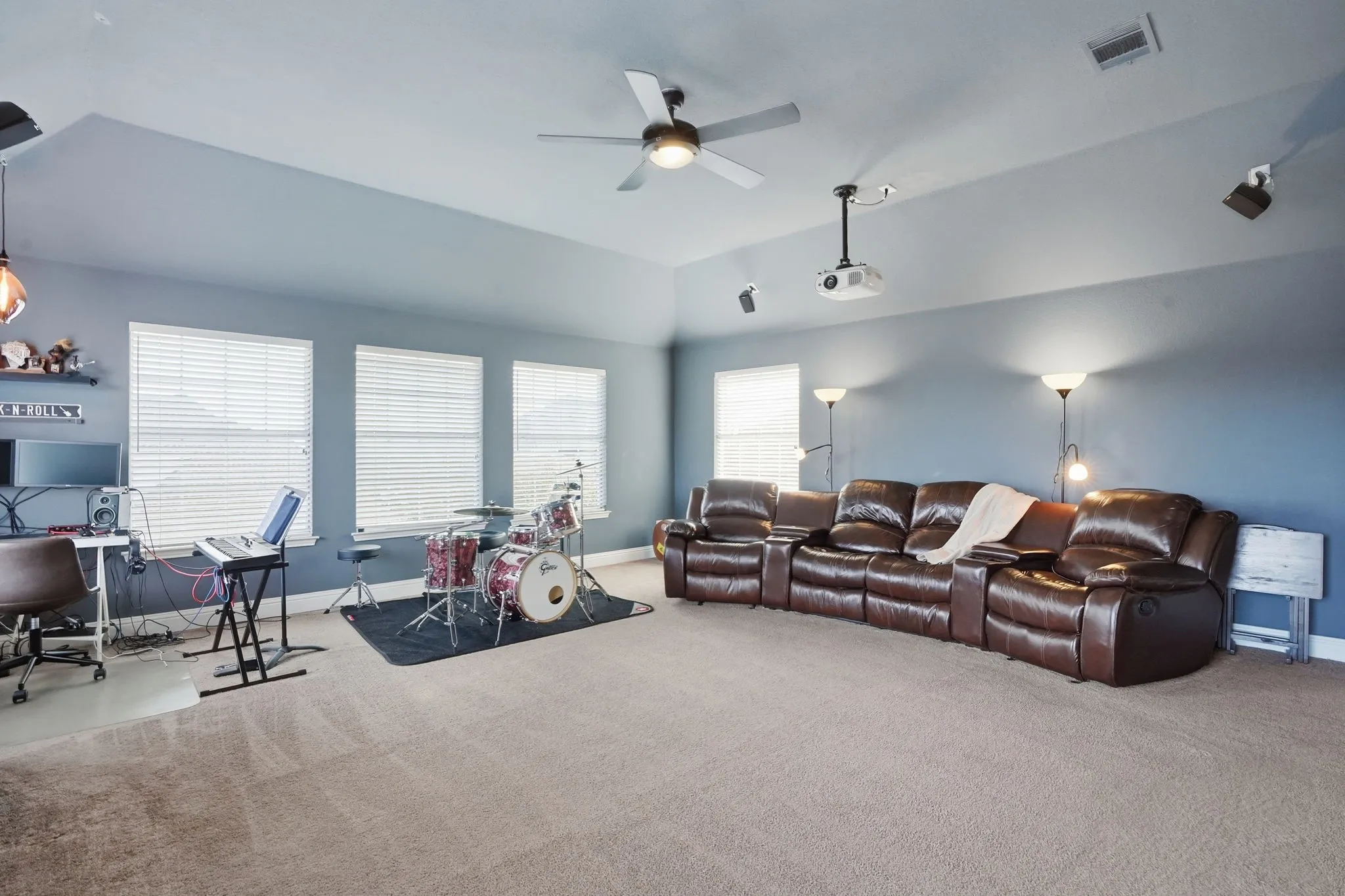 Single Family Residence For Sale in Collin County , 2603 Cheverny Drive, Mc Kinney, Texas 75070, 5 Bedroom, 4 Bathroom, 2 Garage spaces, 4,038 Sqft, built in 1995, mls#21363724, Real Estate Agent in Mc Kinney, Homes For Sale in Collin county, Homes For Sale in Mc Kinney, Realtor in Mc Kinney Texas, Real Estate Brokerage Independent Realty Texas, Luminita Cordes Realtor