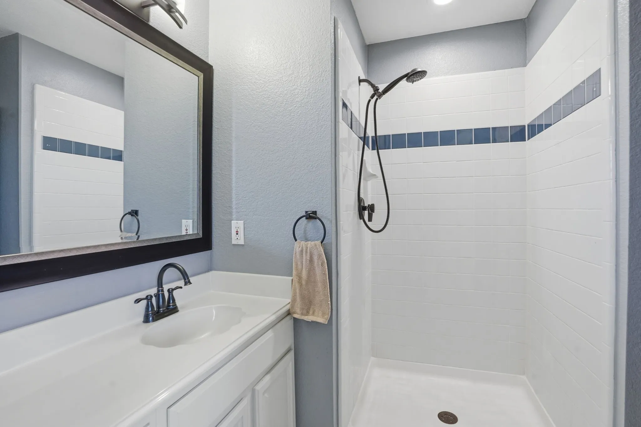 Upstairs hall bathroom