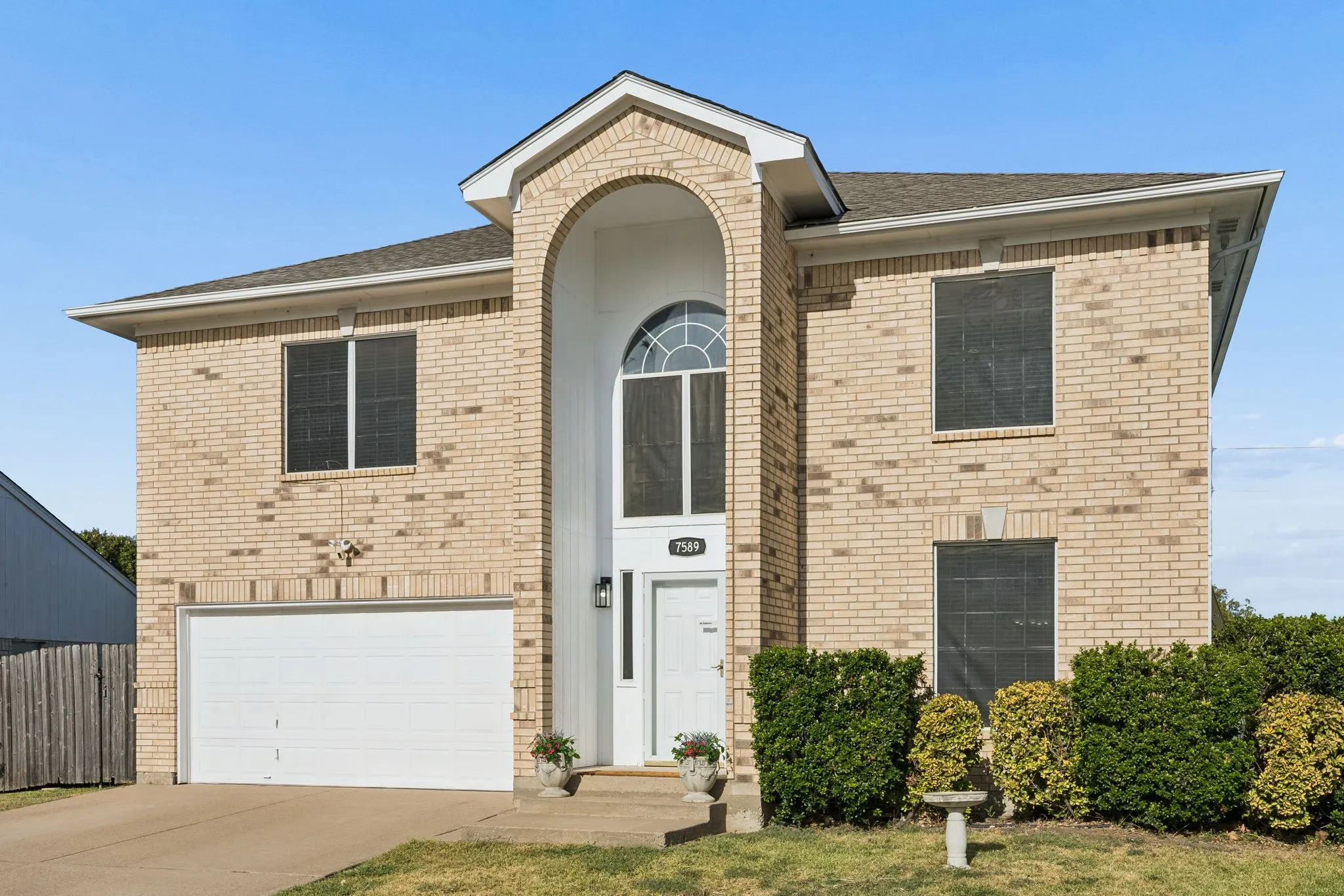Single Family Residence For Sale in Tarrant County , 7589 Juliet Lane, Fort Worth, Texas 76137, 3 Bedroom, 3 Bathroom, 2 Garage spaces, 2,281 Sqft, built in 2000, mls#21365902, Real Estate Agent in Fort Worth, Homes For Sale in Tarrant county, Homes For Sale in Fort Worth, Realtor in Fort Worth Texas, Real Estate Brokerage Independent Realty Texas, Luminita Cordes Realtor