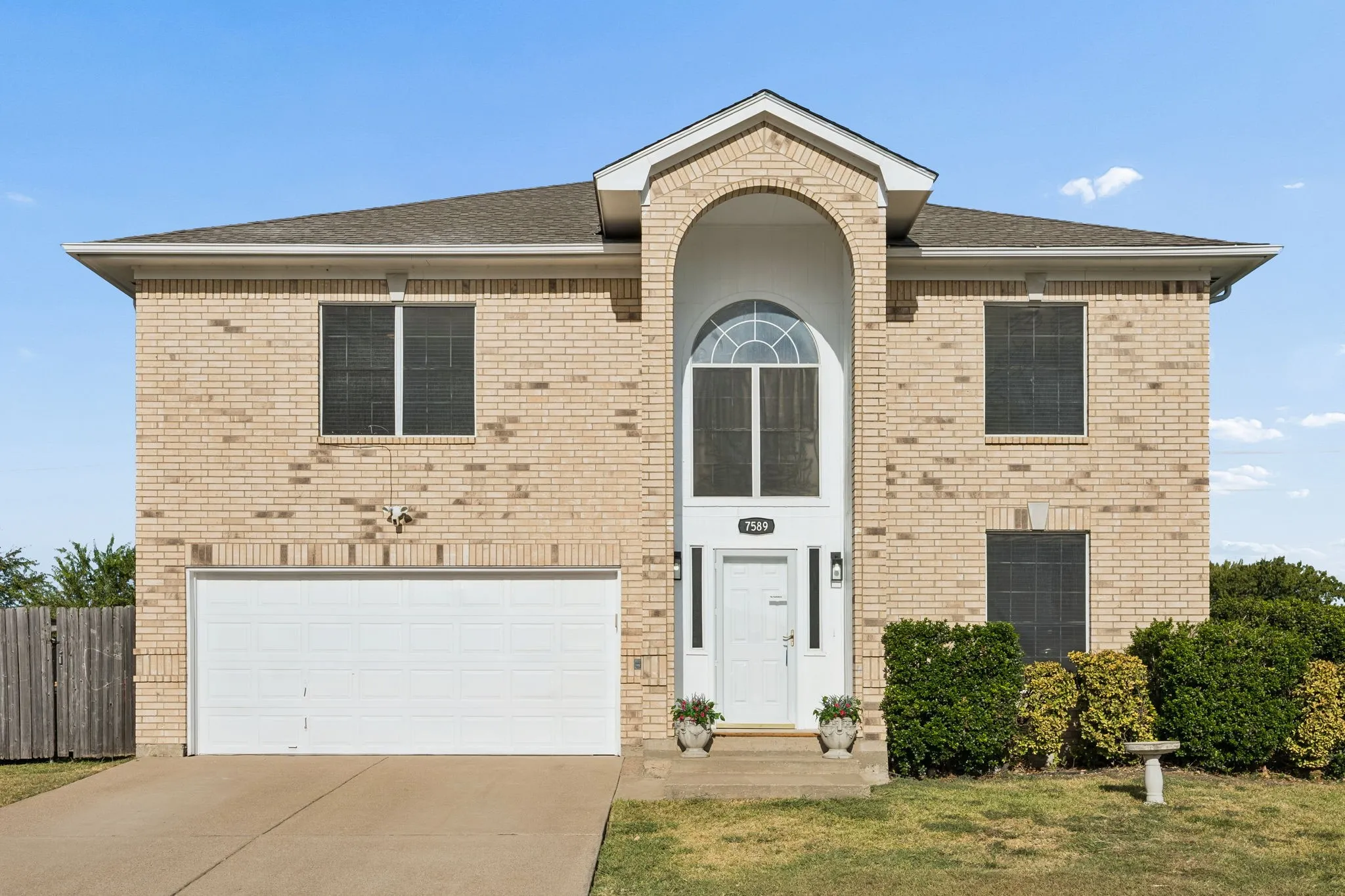Single Family Residence For Sale in Tarrant County , 7589 Juliet Lane, Fort Worth, Texas 76137, 3 Bedroom, 3 Bathroom, 2 Garage spaces, 2,281 Sqft, built in 2000, mls#21365902, Real Estate Agent in Fort Worth, Homes For Sale in Tarrant county, Homes For Sale in Fort Worth, Realtor in Fort Worth Texas, Real Estate Brokerage Independent Realty Texas, Luminita Cordes Realtor