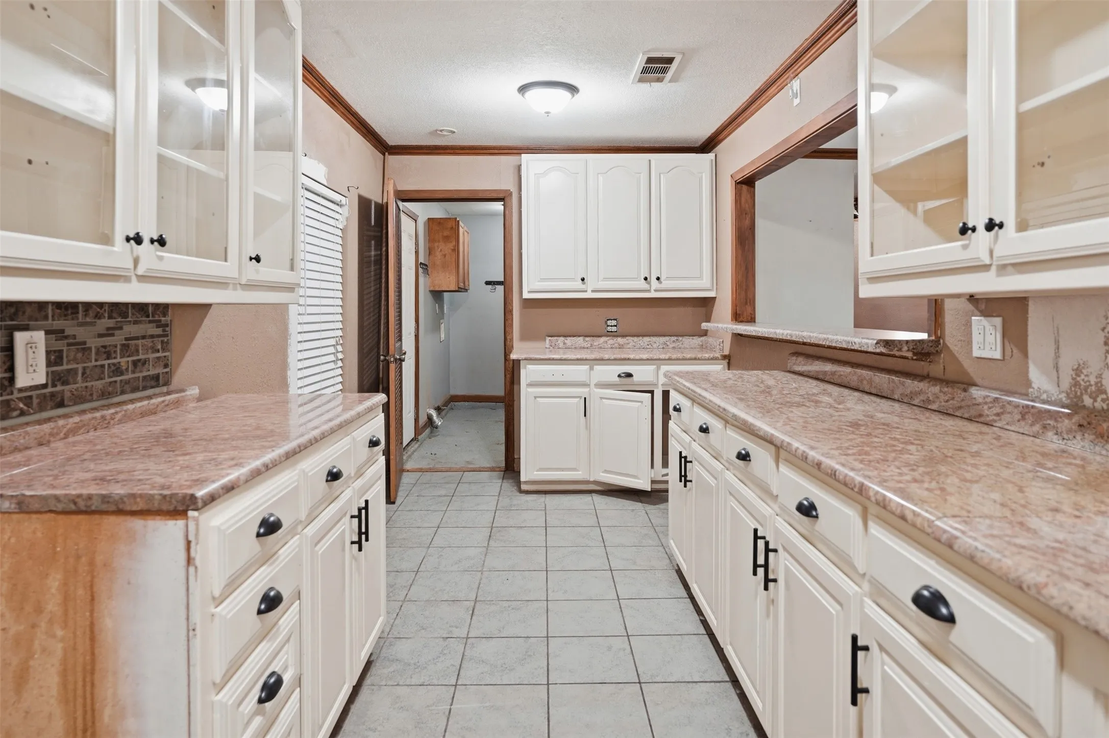 Single Family Residence For Sale in Tarrant County , 1218 Diana Drive, Arlington, Texas 76011, 3 Bedroom, 2 Bathroom, Garage spaces, 1,467 Sqft, built in 1958, mls#21365907, Real Estate Agent in Arlington, Homes For Sale in Tarrant county, Homes For Sale in Arlington, Realtor in Arlington Texas, Real Estate Brokerage Independent Realty Texas, Luminita Cordes Realtor