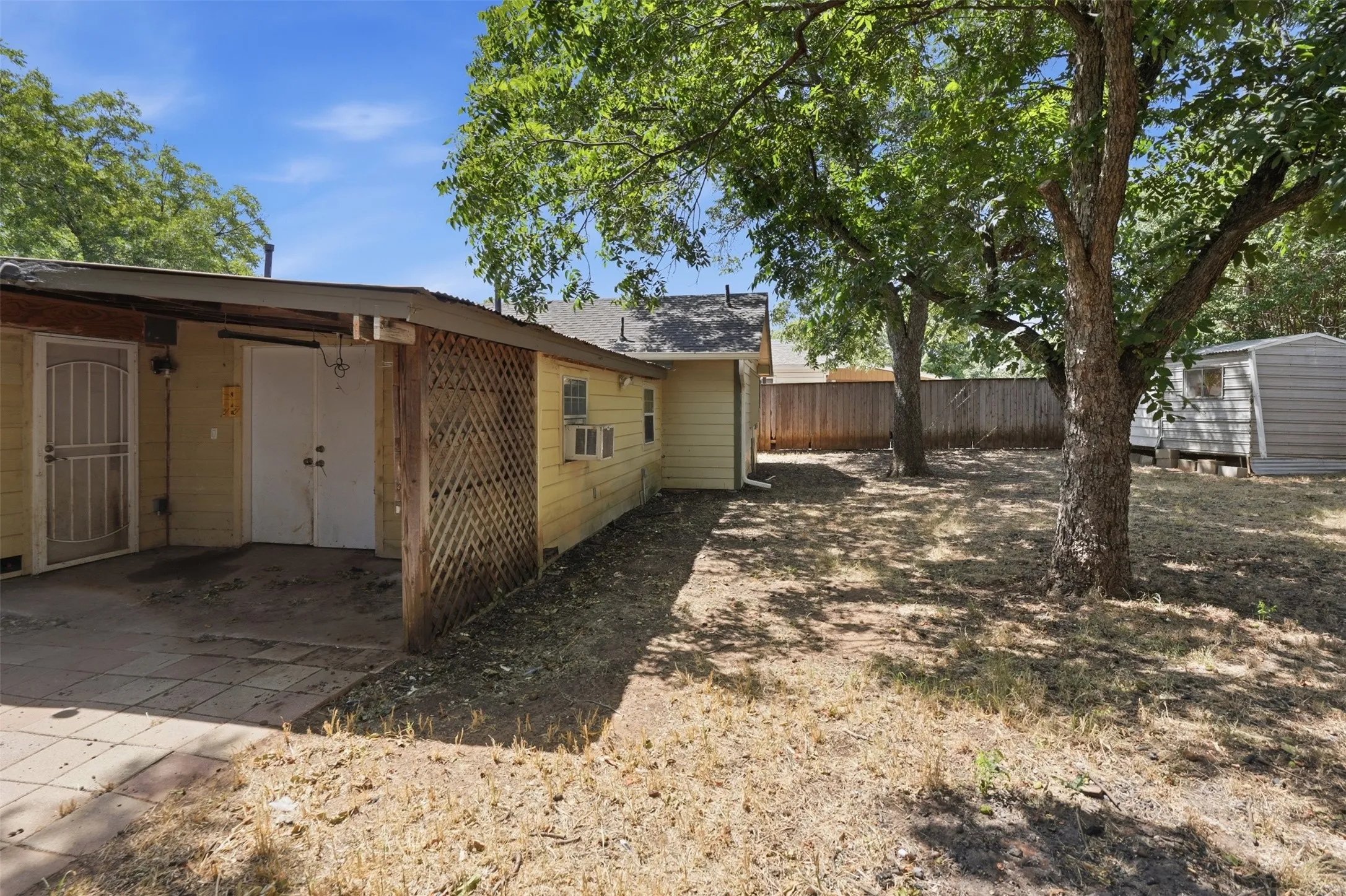 Single Family Residence For Sale in Tarrant County , 1218 Diana Drive, Arlington, Texas 76011, 3 Bedroom, 2 Bathroom, Garage spaces, 1,467 Sqft, built in 1958, mls#21365907, Real Estate Agent in Arlington, Homes For Sale in Tarrant county, Homes For Sale in Arlington, Realtor in Arlington Texas, Real Estate Brokerage Independent Realty Texas, Luminita Cordes Realtor