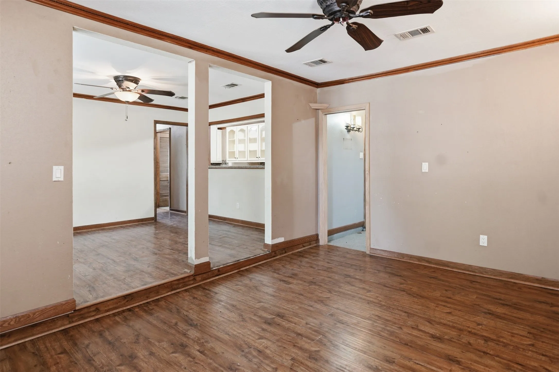 Single Family Residence For Sale in Tarrant County , 1218 Diana Drive, Arlington, Texas 76011, 3 Bedroom, 2 Bathroom, Garage spaces, 1,467 Sqft, built in 1958, mls#21365907, Real Estate Agent in Arlington, Homes For Sale in Tarrant county, Homes For Sale in Arlington, Realtor in Arlington Texas, Real Estate Brokerage Independent Realty Texas, Luminita Cordes Realtor
