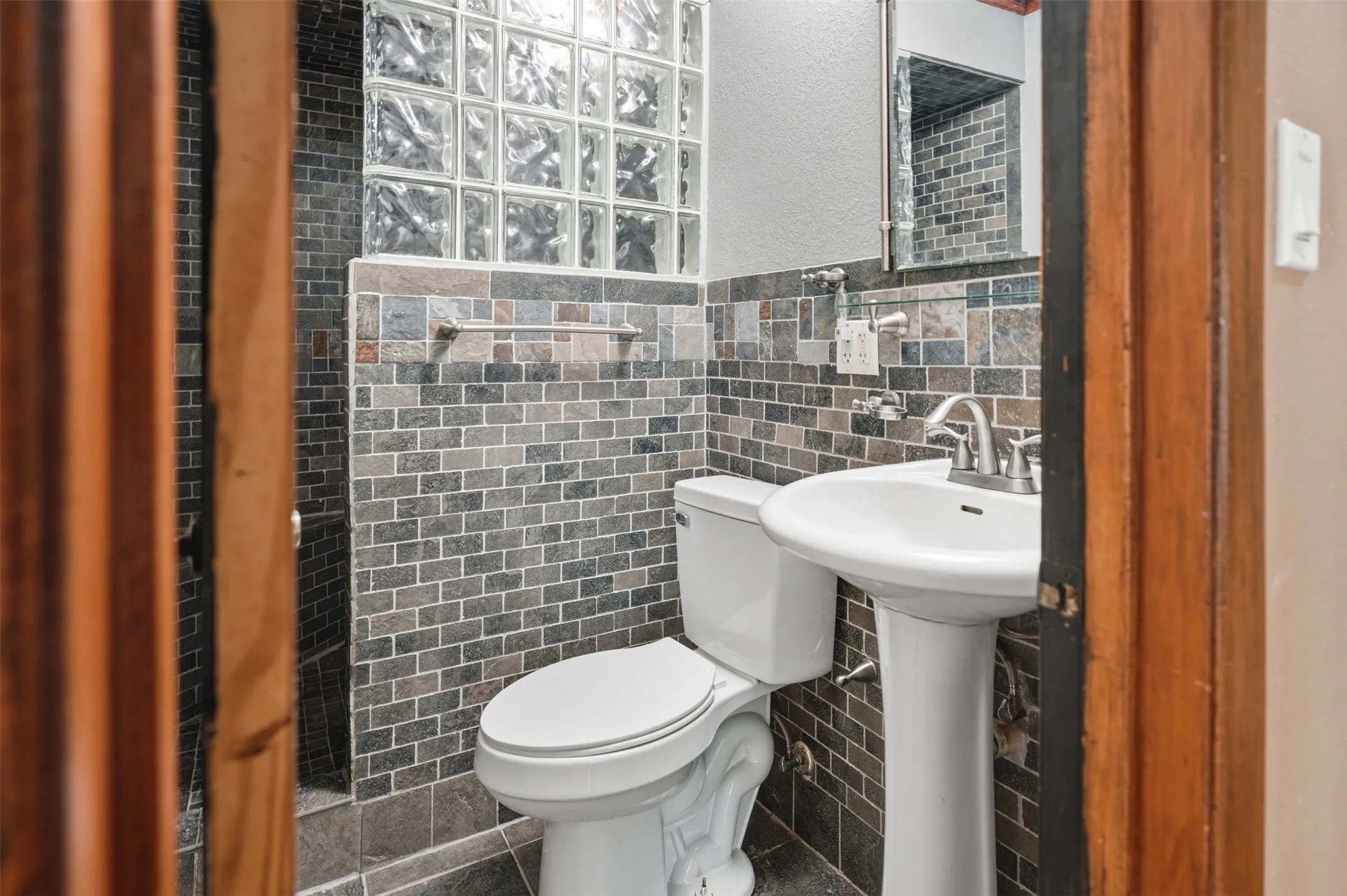 Single Family Residence For Sale in Tarrant County , 1218 Diana Drive, Arlington, Texas 76011, 3 Bedroom, 2 Bathroom, Garage spaces, 1,467 Sqft, built in 1958, mls#21365907, Real Estate Agent in Arlington, Homes For Sale in Tarrant county, Homes For Sale in Arlington, Realtor in Arlington Texas, Real Estate Brokerage Independent Realty Texas, Luminita Cordes Realtor