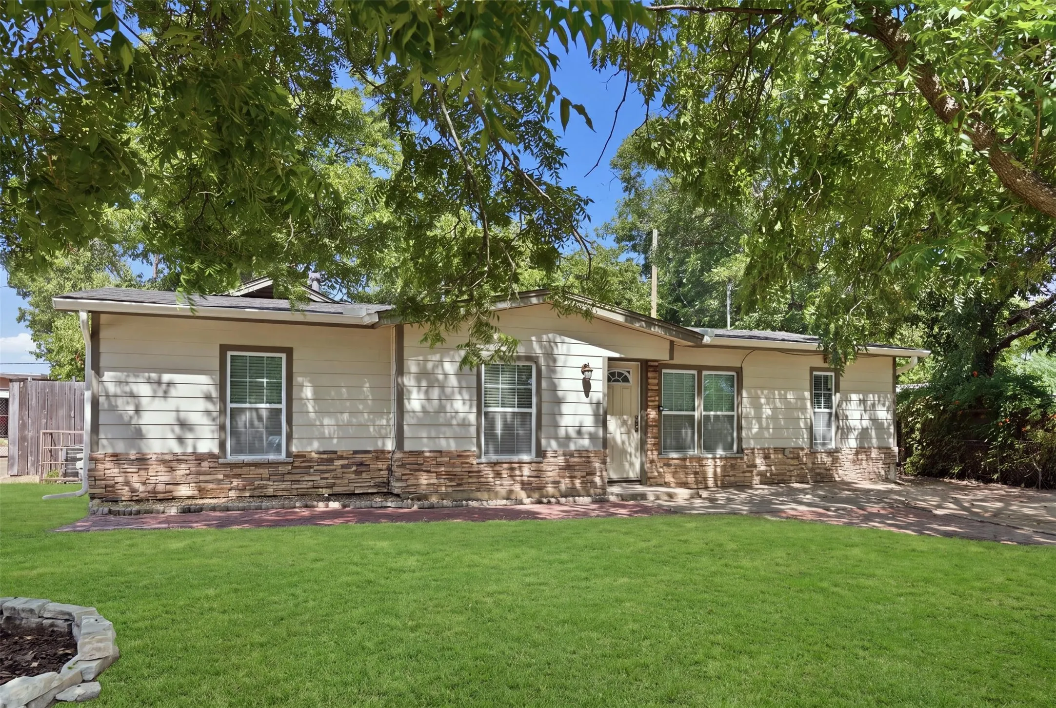 Single Family Residence For Sale in Tarrant County , 1218 Diana Drive, Arlington, Texas 76011, 3 Bedroom, 2 Bathroom, Garage spaces, 1,467 Sqft, built in 1958, mls#21365907, Real Estate Agent in Arlington, Homes For Sale in Tarrant county, Homes For Sale in Arlington, Realtor in Arlington Texas, Real Estate Brokerage Independent Realty Texas, Luminita Cordes Realtor