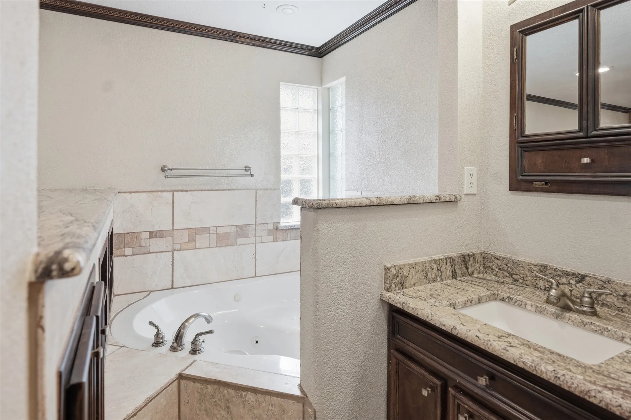 Single Family Residence For Sale in Tarrant County , 1218 Diana Drive, Arlington, Texas 76011, 3 Bedroom, 2 Bathroom, Garage spaces, 1,467 Sqft, built in 1958, mls#21365907, Real Estate Agent in Arlington, Homes For Sale in Tarrant county, Homes For Sale in Arlington, Realtor in Arlington Texas, Real Estate Brokerage Independent Realty Texas, Luminita Cordes Realtor