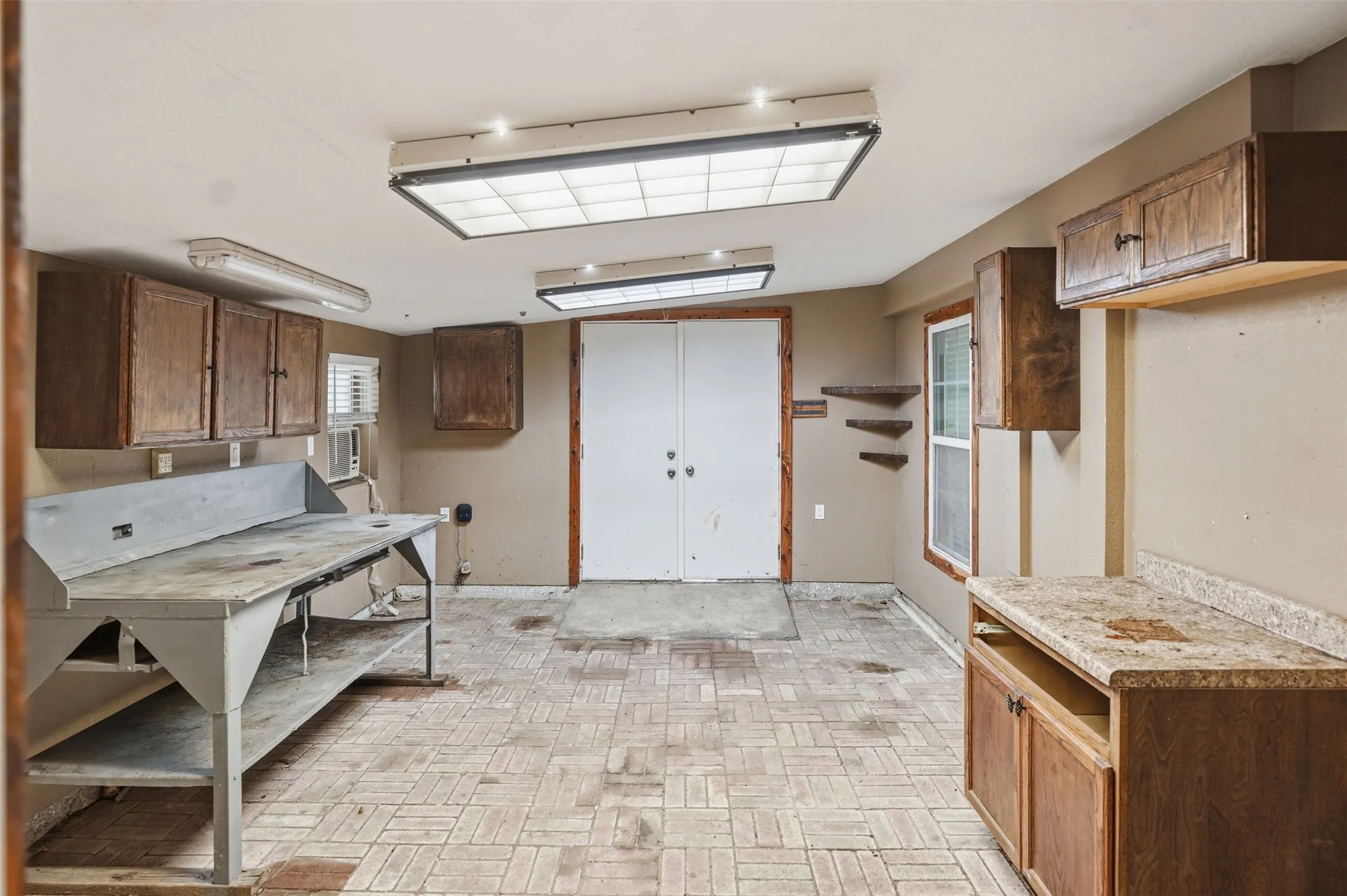 Single Family Residence For Sale in Tarrant County , 1218 Diana Drive, Arlington, Texas 76011, 3 Bedroom, 2 Bathroom, Garage spaces, 1,467 Sqft, built in 1958, mls#21365907, Real Estate Agent in Arlington, Homes For Sale in Tarrant county, Homes For Sale in Arlington, Realtor in Arlington Texas, Real Estate Brokerage Independent Realty Texas, Luminita Cordes Realtor