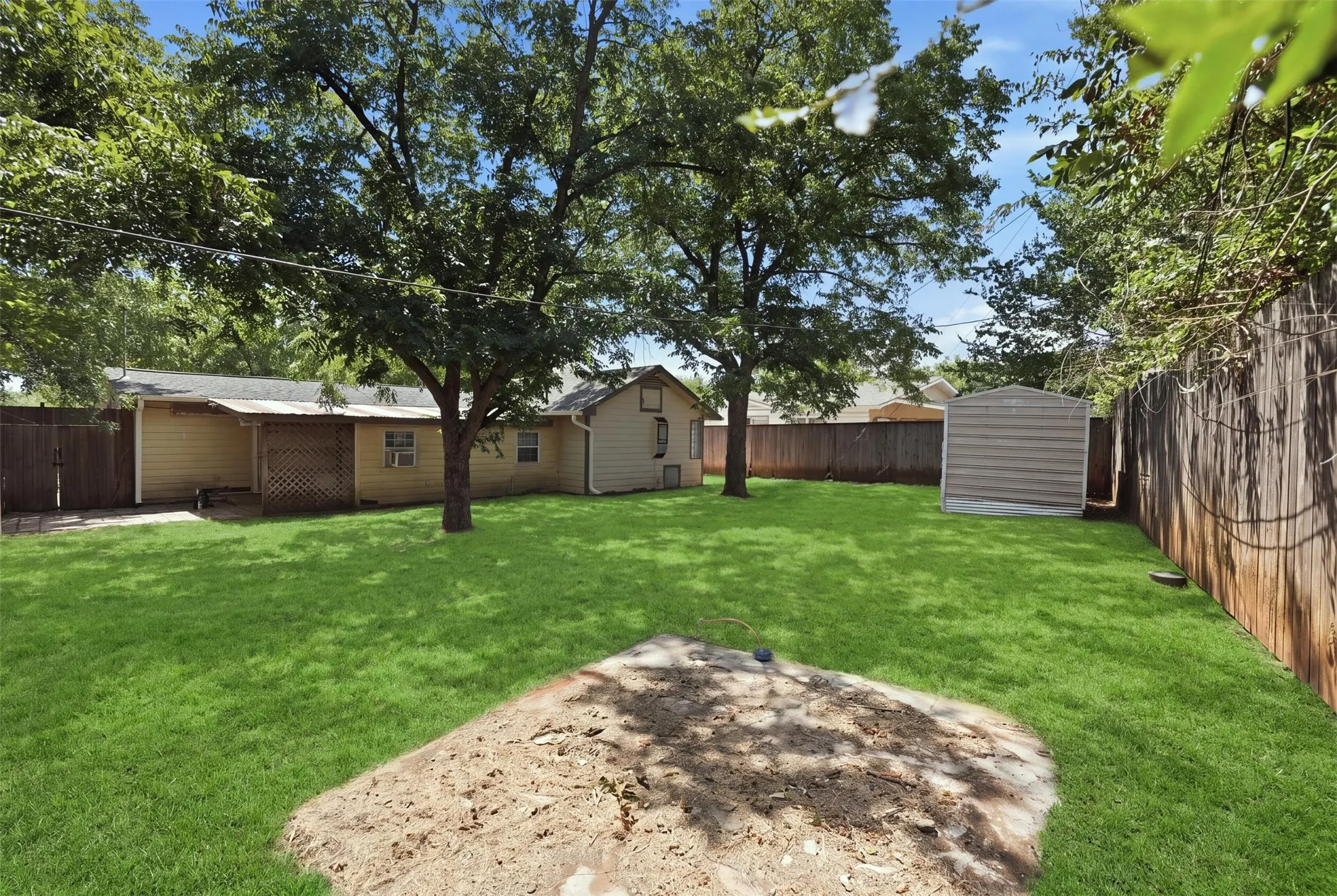 Single Family Residence For Sale in Tarrant County , 1218 Diana Drive, Arlington, Texas 76011, 3 Bedroom, 2 Bathroom, Garage spaces, 1,467 Sqft, built in 1958, mls#21365907, Real Estate Agent in Arlington, Homes For Sale in Tarrant county, Homes For Sale in Arlington, Realtor in Arlington Texas, Real Estate Brokerage Independent Realty Texas, Luminita Cordes Realtor