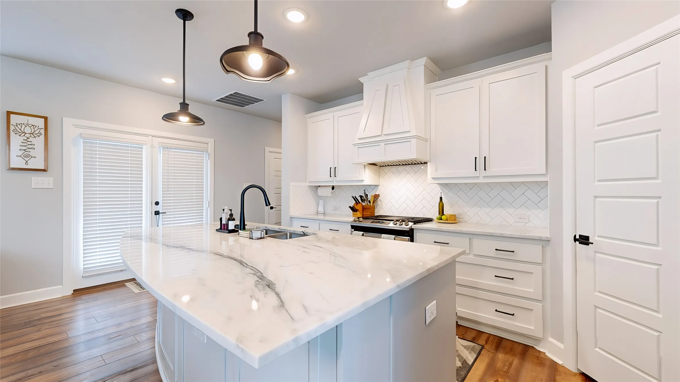 Single Family Residence For Sale in Dallas County , 1521 Kessler Drive, Carrollton, Texas 75006, 3 Bedroom, 3 Bathroom, 2 Garage spaces, 1,966 Sqft, built in 2020, mls#21365908, Real Estate Agent in Carrollton, Homes For Sale in Dallas county, Homes For Sale in Carrollton, Realtor in Carrollton Texas, Real Estate Brokerage Independent Realty Texas, Luminita Cordes Realtor