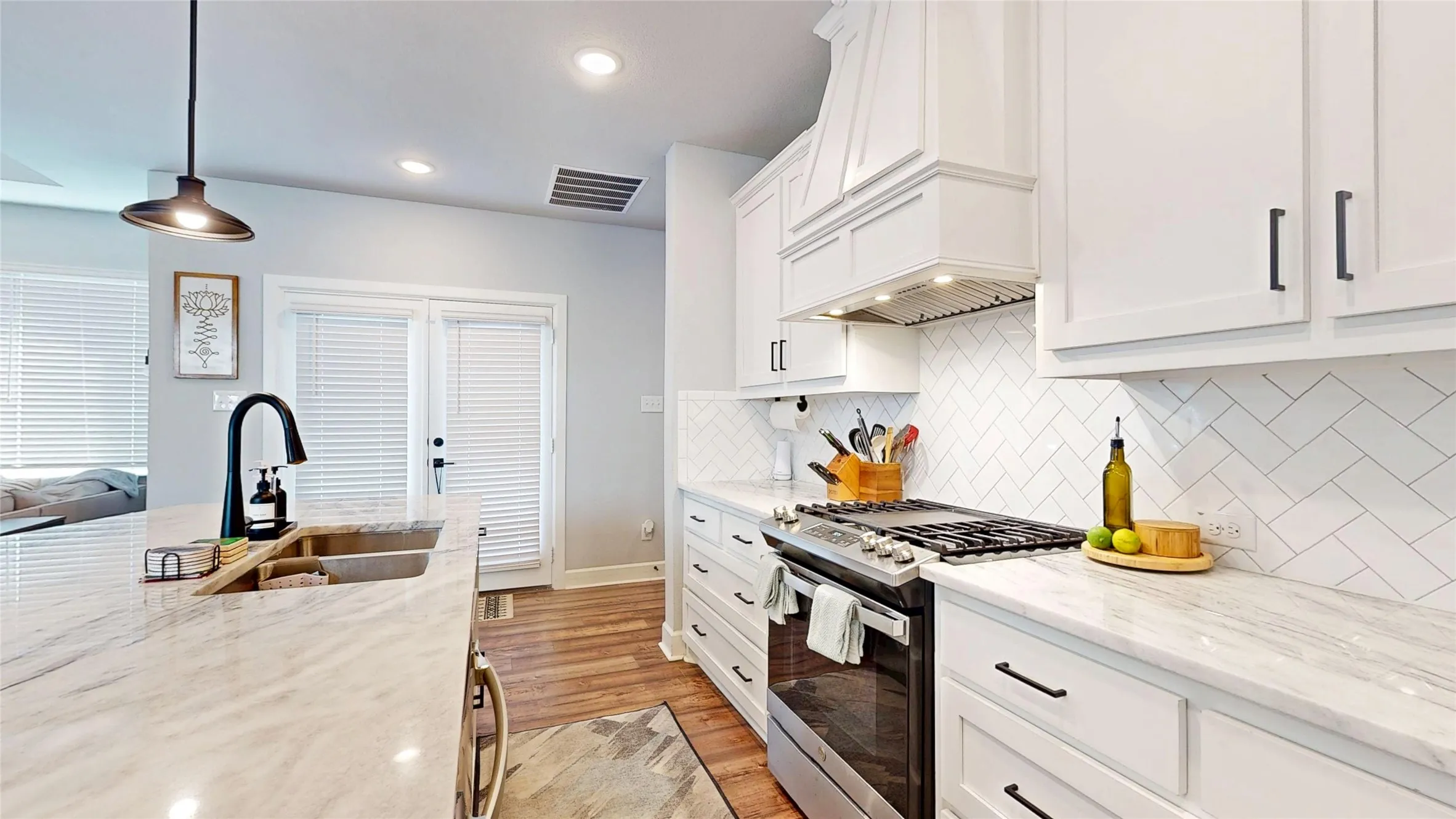 Single Family Residence For Sale in Dallas County , 1521 Kessler Drive, Carrollton, Texas 75006, 3 Bedroom, 3 Bathroom, 2 Garage spaces, 1,966 Sqft, built in 2020, mls#21365908, Real Estate Agent in Carrollton, Homes For Sale in Dallas county, Homes For Sale in Carrollton, Realtor in Carrollton Texas, Real Estate Brokerage Independent Realty Texas, Luminita Cordes Realtor
