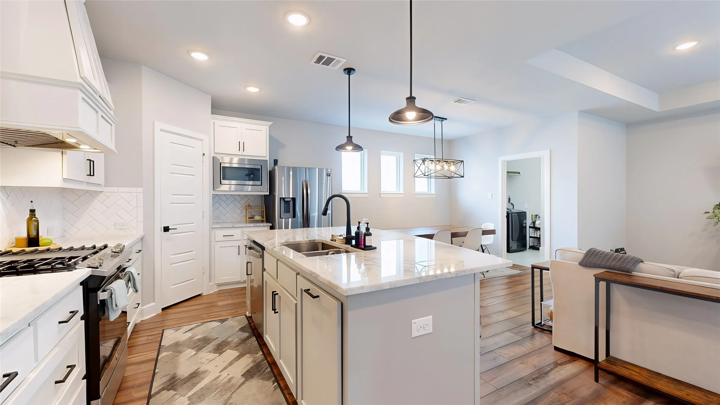 Single Family Residence For Sale in Dallas County , 1521 Kessler Drive, Carrollton, Texas 75006, 3 Bedroom, 3 Bathroom, 2 Garage spaces, 1,966 Sqft, built in 2020, mls#21365908, Real Estate Agent in Carrollton, Homes For Sale in Dallas county, Homes For Sale in Carrollton, Realtor in Carrollton Texas, Real Estate Brokerage Independent Realty Texas, Luminita Cordes Realtor