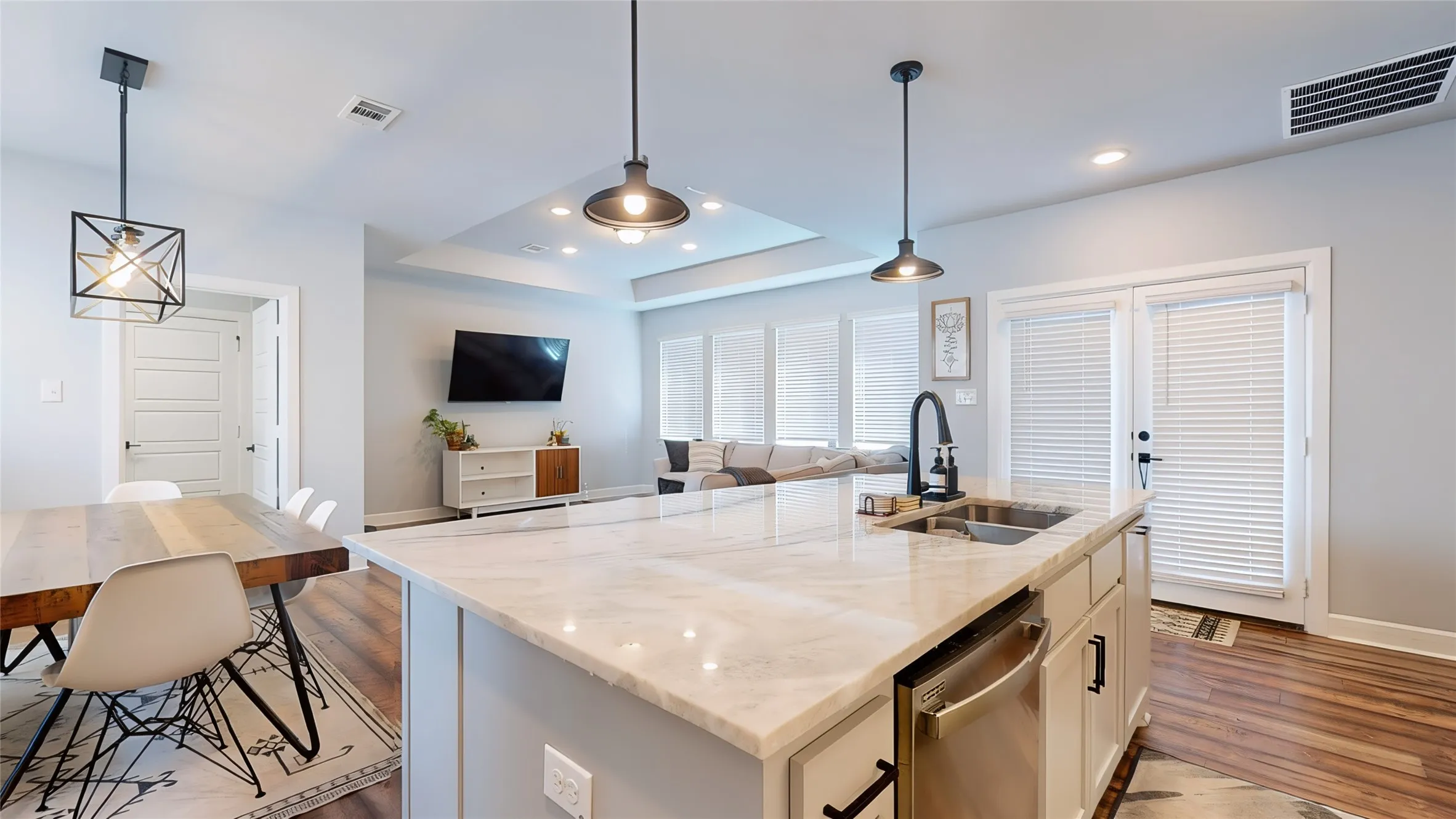 Single Family Residence For Sale in Dallas County , 1521 Kessler Drive, Carrollton, Texas 75006, 3 Bedroom, 3 Bathroom, 2 Garage spaces, 1,966 Sqft, built in 2020, mls#21365908, Real Estate Agent in Carrollton, Homes For Sale in Dallas county, Homes For Sale in Carrollton, Realtor in Carrollton Texas, Real Estate Brokerage Independent Realty Texas, Luminita Cordes Realtor