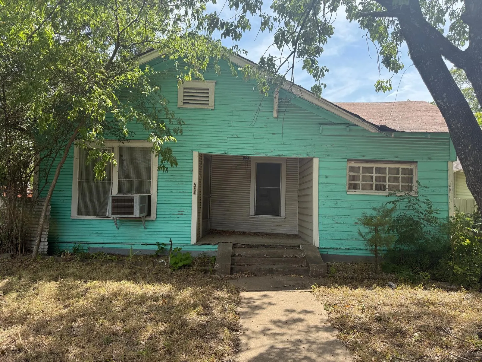 Single Family Residence For Sale in Dallas County , 700 S Winnetka Avenue, Dallas, Texas 75208, 2 Bedroom, 1 Bathroom, Garage spaces, 1,015 Sqft, built in 1928, mls#21365909, Real Estate Agent in Dallas, Homes For Sale in Dallas county, Homes For Sale in Dallas, Realtor in Dallas Texas, Real Estate Brokerage Independent Realty Texas, Luminita Cordes Realtor