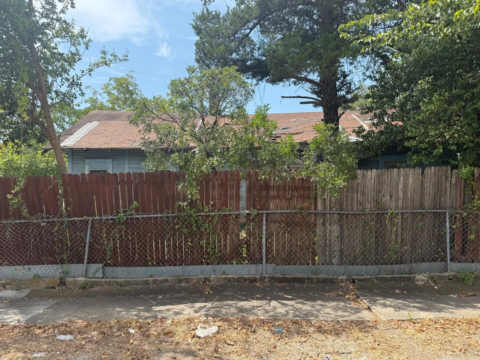 Single Family Residence For Sale in Dallas County , 700 S Winnetka Avenue, Dallas, Texas 75208, 2 Bedroom, 1 Bathroom, Garage spaces, 1,015 Sqft, built in 1928, mls#21365909, Real Estate Agent in Dallas, Homes For Sale in Dallas county, Homes For Sale in Dallas, Realtor in Dallas Texas, Real Estate Brokerage Independent Realty Texas, Luminita Cordes Realtor