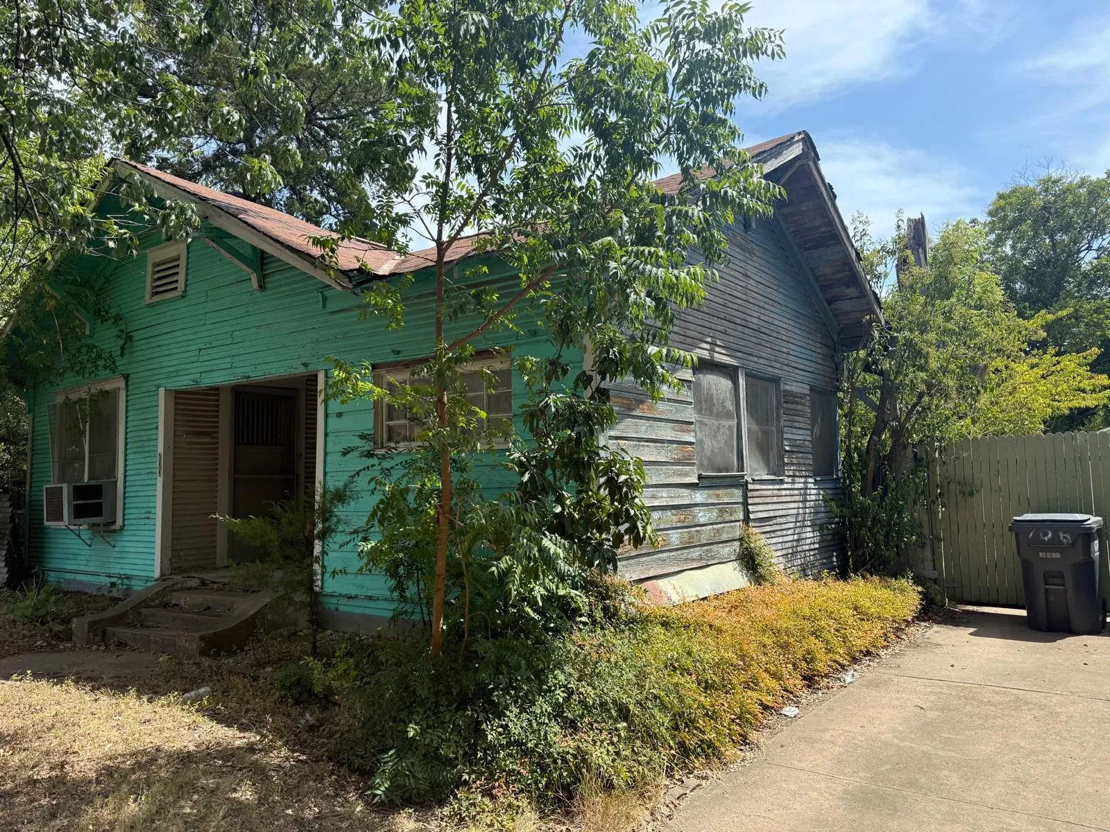 Single Family Residence For Sale in Dallas County , 700 S Winnetka Avenue, Dallas, Texas 75208, 2 Bedroom, 1 Bathroom, Garage spaces, 1,015 Sqft, built in 1928, mls#21365909, Real Estate Agent in Dallas, Homes For Sale in Dallas county, Homes For Sale in Dallas, Realtor in Dallas Texas, Real Estate Brokerage Independent Realty Texas, Luminita Cordes Realtor