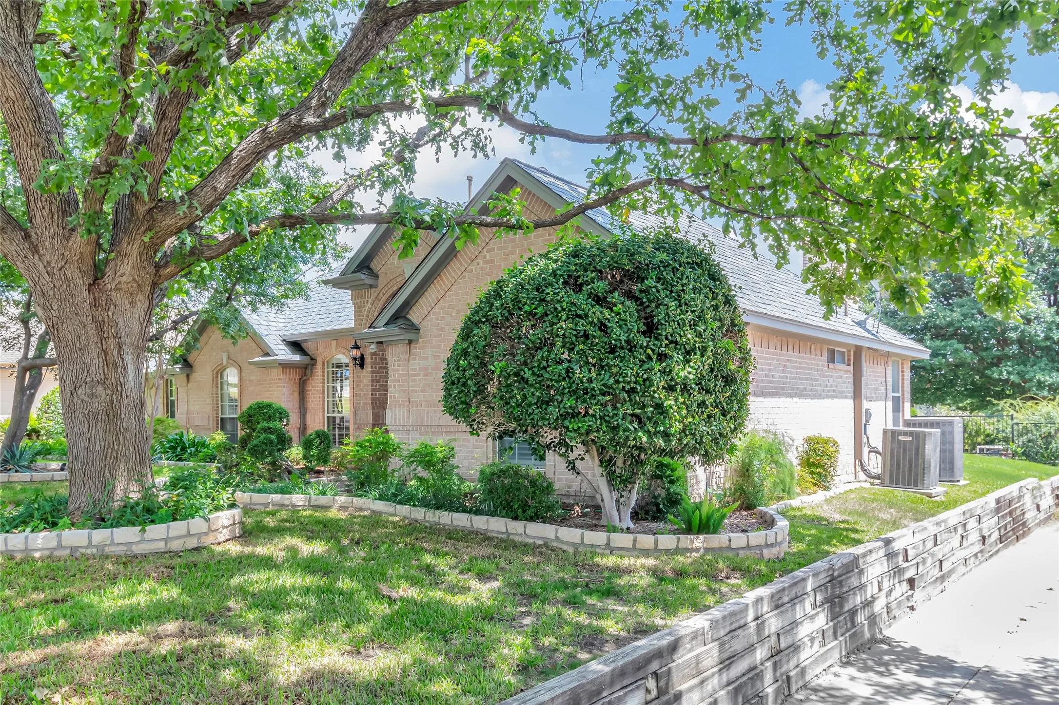 Single Family Residence For Sale in Tarrant County , 7613 Royal Troon Drive, Fort Worth, Texas 76179, 3 Bedroom, 4 Bathroom, 2 Garage spaces, 3,271 Sqft, built in 1998, mls#21364537, Real Estate Agent in Fort Worth, Homes For Sale in Tarrant county, Homes For Sale in Fort Worth, Realtor in Fort Worth Texas, Real Estate Brokerage Independent Realty Texas, Luminita Cordes Realtor