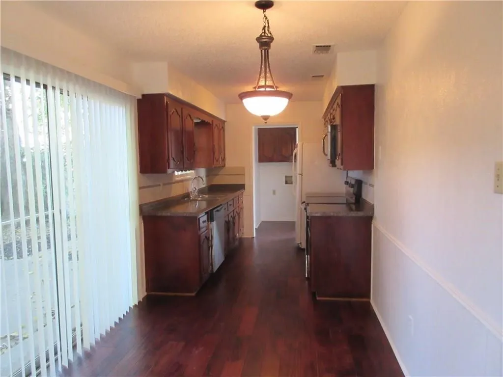 Duplex For Rent in Dallas County , 113 Shadybrook Drive, De Soto, Texas 75115, 3 Bedroom, 3 Bathroom, 2 Garage spaces, 1,403 Sqft, built in 1975, mls#21365916, Real Estate Agent in De Soto, Homes For Rent in Dallas county, Homes For Rent in De Soto, Realtor in De Soto Texas, Real Estate Brokerage Independent Realty Texas, Luminita Cordes Realtor
