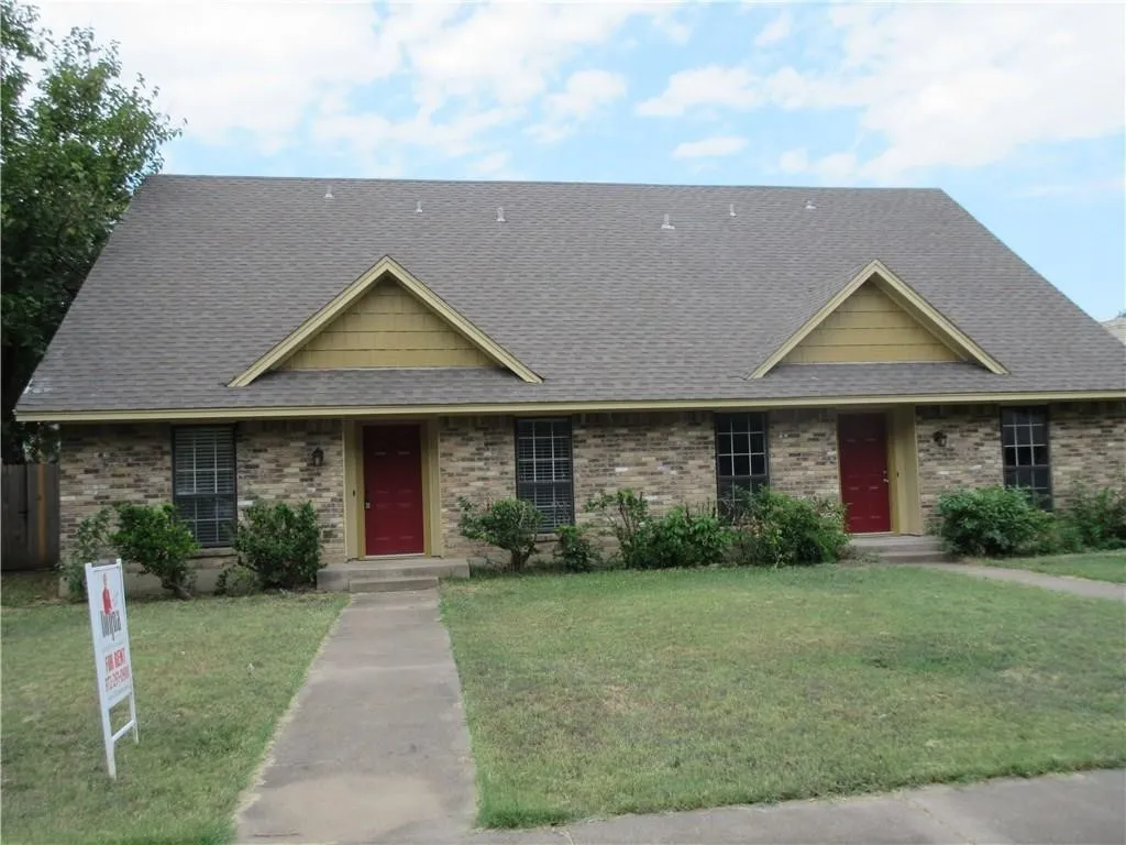 Duplex For Rent in Dallas County , 113 Shadybrook Drive, De Soto, Texas 75115, 3 Bedroom, 3 Bathroom, 2 Garage spaces, 1,403 Sqft, built in 1975, mls#21365916, Real Estate Agent in De Soto, Homes For Rent in Dallas county, Homes For Rent in De Soto, Realtor in De Soto Texas, Real Estate Brokerage Independent Realty Texas, Luminita Cordes Realtor