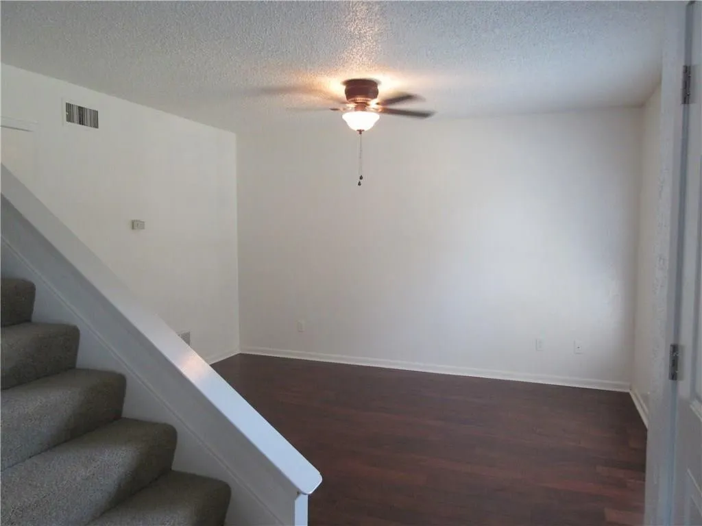 Duplex For Rent in Dallas County , 113 Shadybrook Drive, De Soto, Texas 75115, 3 Bedroom, 3 Bathroom, 2 Garage spaces, 1,403 Sqft, built in 1975, mls#21365916, Real Estate Agent in De Soto, Homes For Rent in Dallas county, Homes For Rent in De Soto, Realtor in De Soto Texas, Real Estate Brokerage Independent Realty Texas, Luminita Cordes Realtor