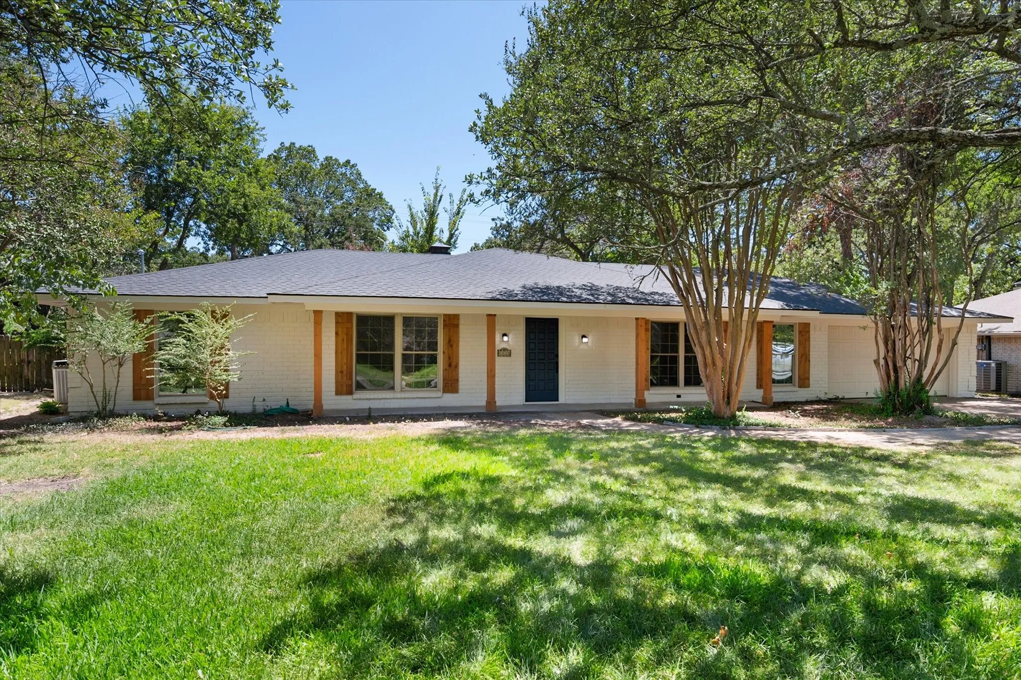 Single Family Residence For Sale in Navarro County , 1003 Woodcastle Drive, Corsicana, Texas 75110, 3 Bedroom, 2 Bathroom, Garage spaces, 2,160 Sqft, built in 1968, mls#21363782, Real Estate Agent in Corsicana, Homes For Sale in Navarro county, Homes For Sale in Corsicana, Realtor in Corsicana Texas, Real Estate Brokerage Independent Realty Texas, Luminita Cordes Realtor