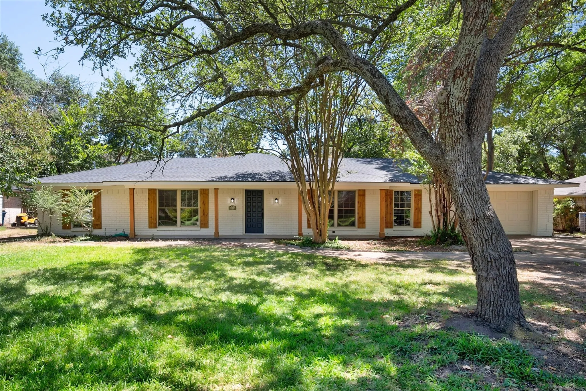 Single Family Residence For Sale in Navarro County , 1003 Woodcastle Drive, Corsicana, Texas 75110, 3 Bedroom, 2 Bathroom, Garage spaces, 2,160 Sqft, built in 1968, mls#21363782, Real Estate Agent in Corsicana, Homes For Sale in Navarro county, Homes For Sale in Corsicana, Realtor in Corsicana Texas, Real Estate Brokerage Independent Realty Texas, Luminita Cordes Realtor
