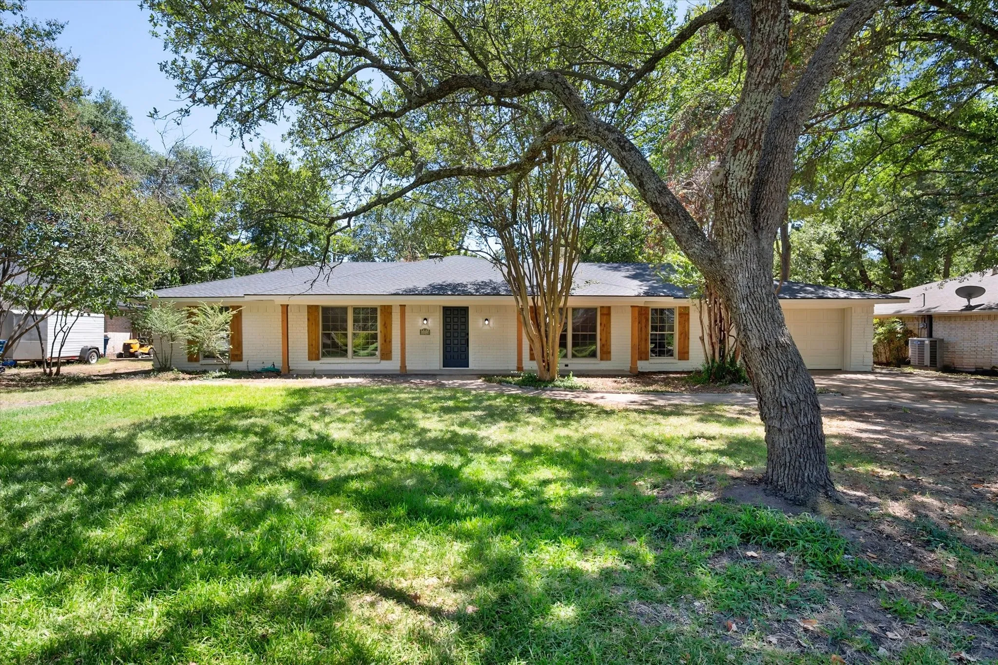 Single Family Residence For Sale in Navarro County , 1003 Woodcastle Drive, Corsicana, Texas 75110, 3 Bedroom, 2 Bathroom, Garage spaces, 2,160 Sqft, built in 1968, mls#21363782, Real Estate Agent in Corsicana, Homes For Sale in Navarro county, Homes For Sale in Corsicana, Realtor in Corsicana Texas, Real Estate Brokerage Independent Realty Texas, Luminita Cordes Realtor
