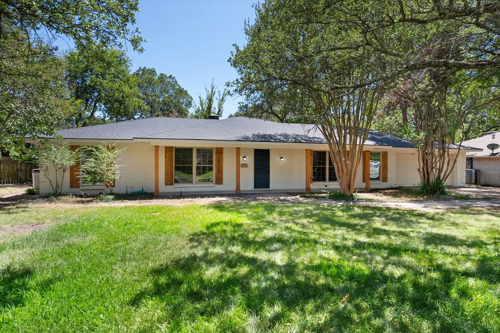 Single Family Residence For Sale in Navarro County , 1003 Woodcastle Drive, Corsicana, Texas 75110, 3 Bedroom, 2 Bathroom, Garage spaces, 2,160 Sqft, built in 1968, mls#21363782, Real Estate Agent in Corsicana, Homes For Sale in Navarro county, Homes For Sale in Corsicana, Realtor in Corsicana Texas, Real Estate Brokerage Independent Realty Texas, Luminita Cordes Realtor