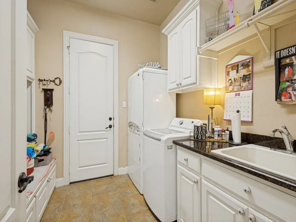 Single Family Residence For Sale in Grayson County , 87 Castle Pines Circle, Gordonville, Texas 76245, 4 Bedroom, 4 Bathroom, 2 Garage spaces, 3,657 Sqft, built in 2013, mls#21365099, Real Estate Agent in Gordonville, Homes For Sale in Grayson county, Homes For Sale in Gordonville, Realtor in Gordonville Texas, Real Estate Brokerage Independent Realty Texas, Luminita Cordes Realtor