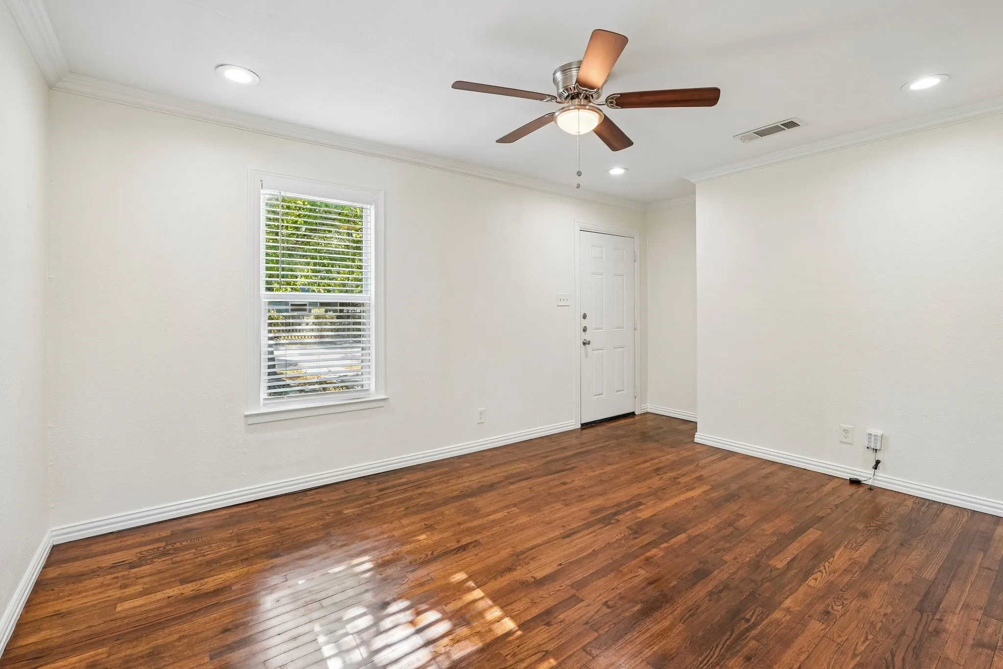 Single Family Residence For Sale in Tarrant County , 5012 Pamela Drive, Fort Worth, Texas 76116, 2 Bedroom, 1 Bathroom, Garage spaces, 780 Sqft, built in 1950, mls#21365912, Real Estate Agent in Fort Worth, Homes For Sale in Tarrant county, Homes For Sale in Fort Worth, Realtor in Fort Worth Texas, Real Estate Brokerage Independent Realty Texas, Luminita Cordes Realtor