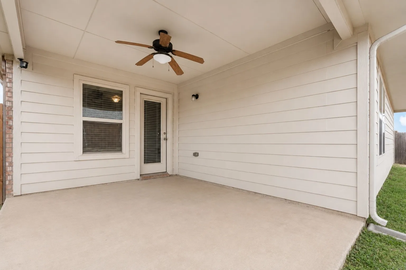 Single Family Residence For Sale in Tarrant County , 620 Swift Current Drive, Crowley, Texas 76036, 4 Bedroom, 2 Bathroom, 2 Garage spaces, 2,000 Sqft, built in 2012, mls#21365045, Real Estate Agent in Crowley, Homes For Sale in Tarrant county, Homes For Sale in Crowley, Realtor in Crowley Texas, Real Estate Brokerage Independent Realty Texas, Luminita Cordes Realtor