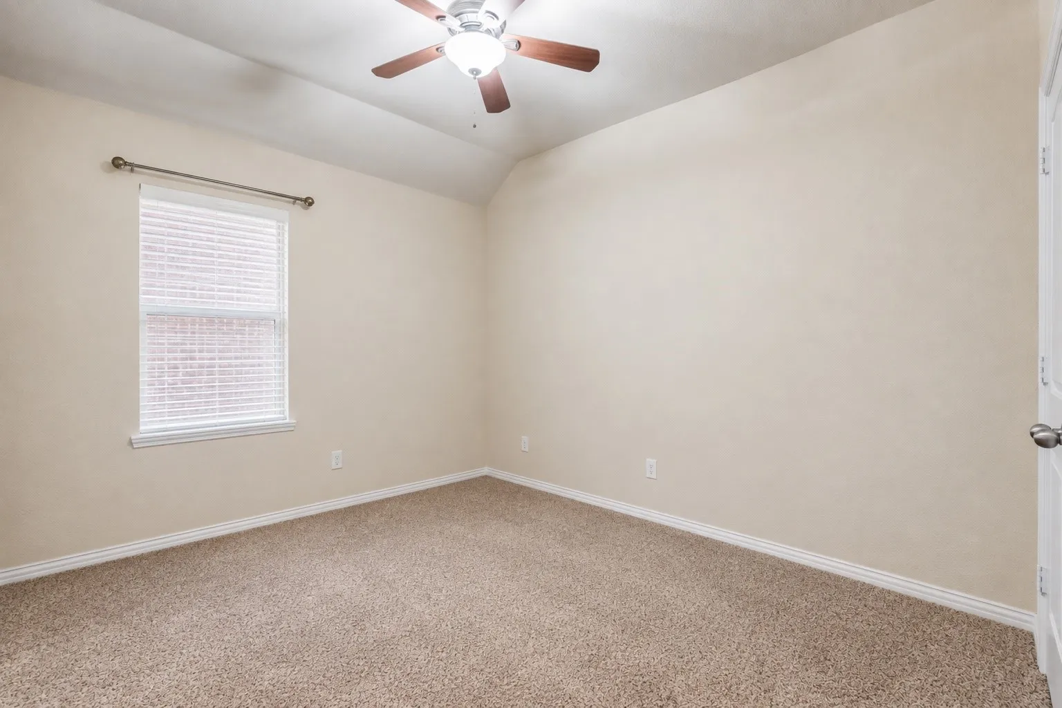 Single Family Residence For Sale in Tarrant County , 620 Swift Current Drive, Crowley, Texas 76036, 4 Bedroom, 2 Bathroom, 2 Garage spaces, 2,000 Sqft, built in 2012, mls#21365045, Real Estate Agent in Crowley, Homes For Sale in Tarrant county, Homes For Sale in Crowley, Realtor in Crowley Texas, Real Estate Brokerage Independent Realty Texas, Luminita Cordes Realtor