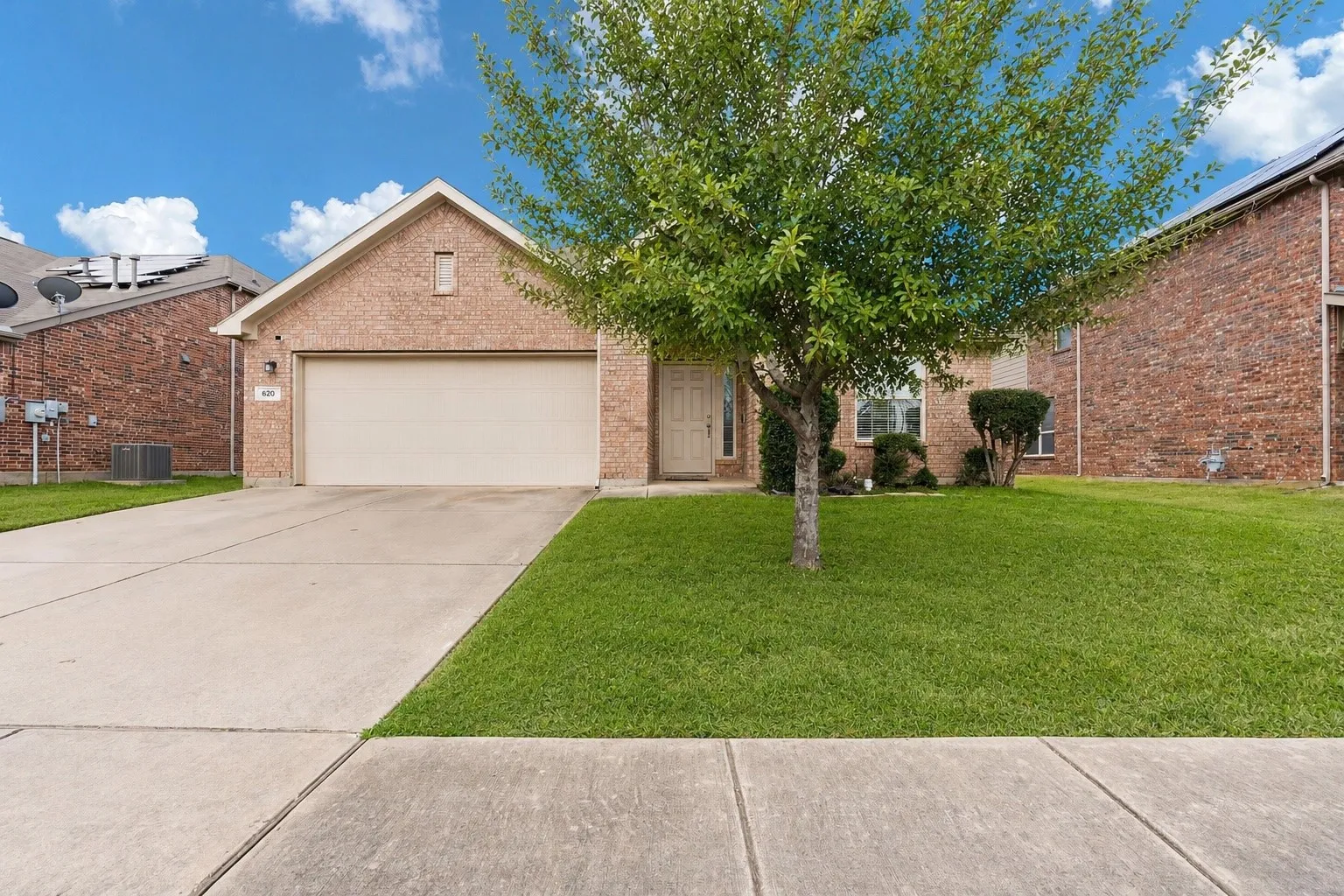 Single Family Residence For Sale in Tarrant County , 620 Swift Current Drive, Crowley, Texas 76036, 4 Bedroom, 2 Bathroom, 2 Garage spaces, 2,000 Sqft, built in 2012, mls#21365045, Real Estate Agent in Crowley, Homes For Sale in Tarrant county, Homes For Sale in Crowley, Realtor in Crowley Texas, Real Estate Brokerage Independent Realty Texas, Luminita Cordes Realtor