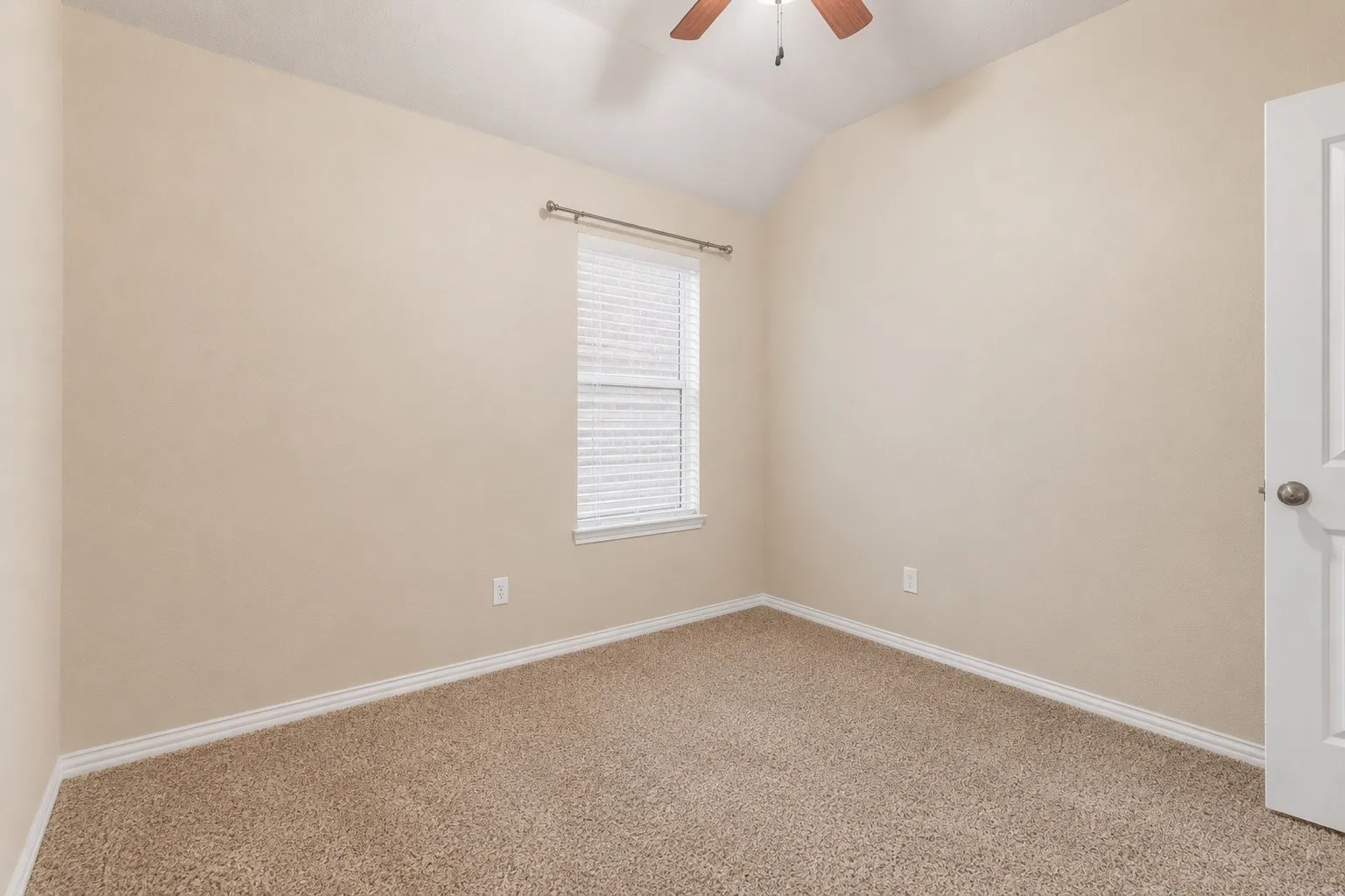 Single Family Residence For Sale in Tarrant County , 620 Swift Current Drive, Crowley, Texas 76036, 4 Bedroom, 2 Bathroom, 2 Garage spaces, 2,000 Sqft, built in 2012, mls#21365045, Real Estate Agent in Crowley, Homes For Sale in Tarrant county, Homes For Sale in Crowley, Realtor in Crowley Texas, Real Estate Brokerage Independent Realty Texas, Luminita Cordes Realtor