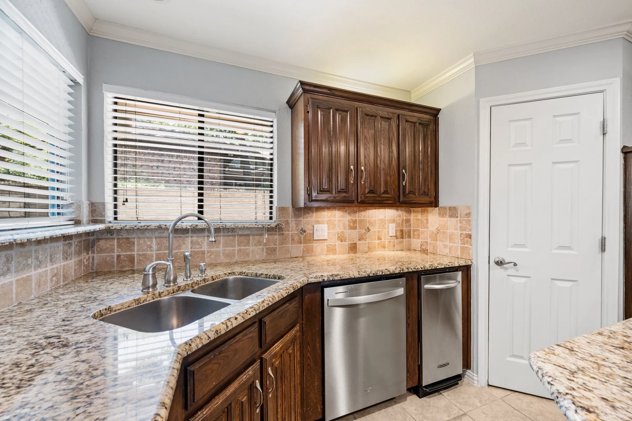 Single Family Residence For Sale in Tarrant County , 5709 Glacier Lake Drive, Arlington, Texas 76013, 4 Bedroom, 3 Bathroom, 2 Garage spaces, 2,424 Sqft, built in 1981, mls#21365181, Real Estate Agent in Arlington, Homes For Sale in Tarrant county, Homes For Sale in Arlington, Realtor in Arlington Texas, Real Estate Brokerage Independent Realty Texas, Luminita Cordes Realtor