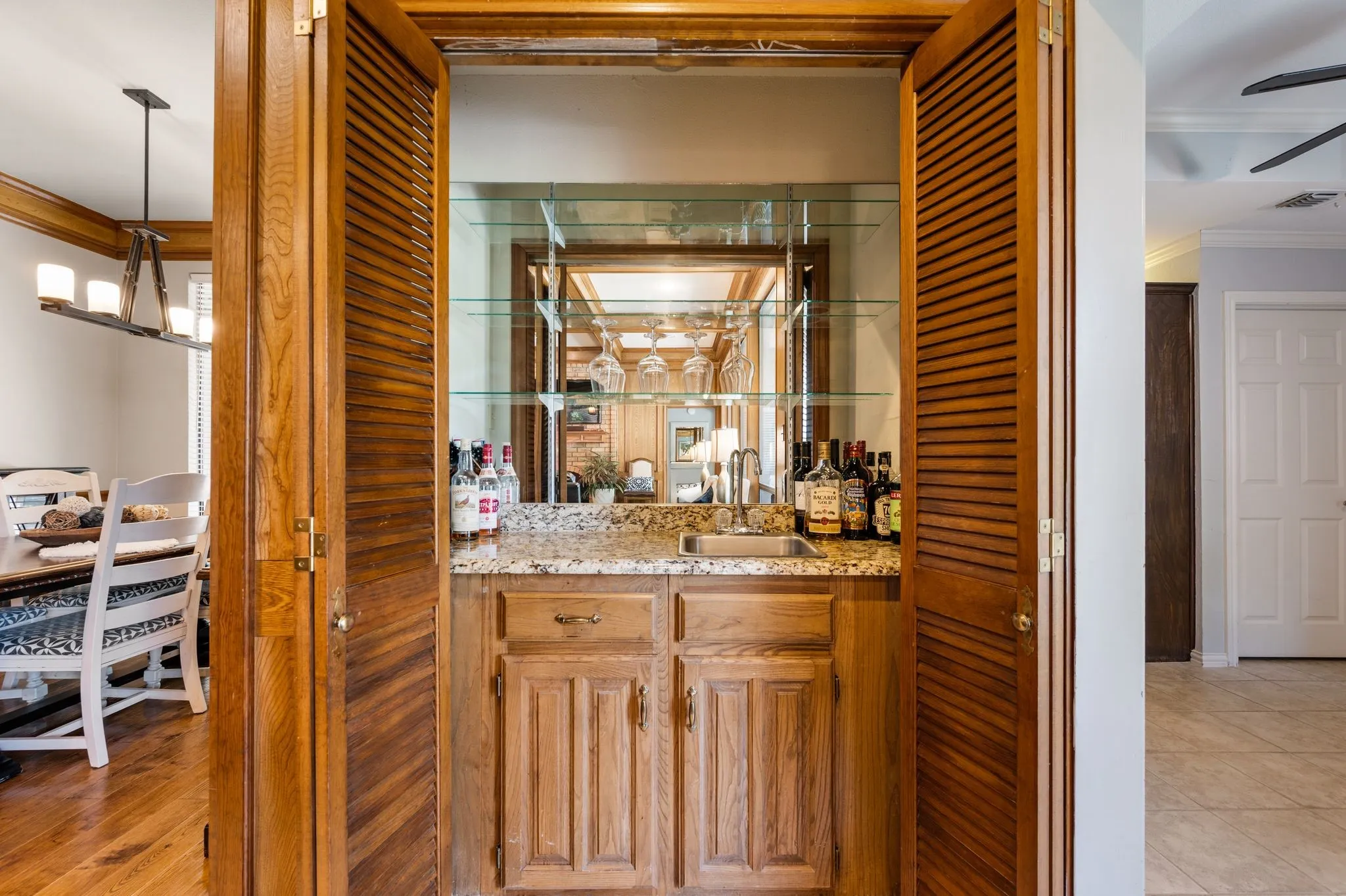 Single Family Residence For Sale in Tarrant County , 5709 Glacier Lake Drive, Arlington, Texas 76013, 4 Bedroom, 3 Bathroom, 2 Garage spaces, 2,424 Sqft, built in 1981, mls#21365181, Real Estate Agent in Arlington, Homes For Sale in Tarrant county, Homes For Sale in Arlington, Realtor in Arlington Texas, Real Estate Brokerage Independent Realty Texas, Luminita Cordes Realtor