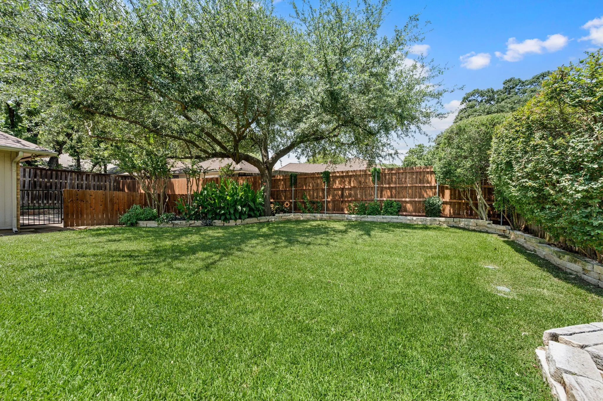 Single Family Residence For Sale in Tarrant County , 5709 Glacier Lake Drive, Arlington, Texas 76013, 4 Bedroom, 3 Bathroom, 2 Garage spaces, 2,424 Sqft, built in 1981, mls#21365181, Real Estate Agent in Arlington, Homes For Sale in Tarrant county, Homes For Sale in Arlington, Realtor in Arlington Texas, Real Estate Brokerage Independent Realty Texas, Luminita Cordes Realtor