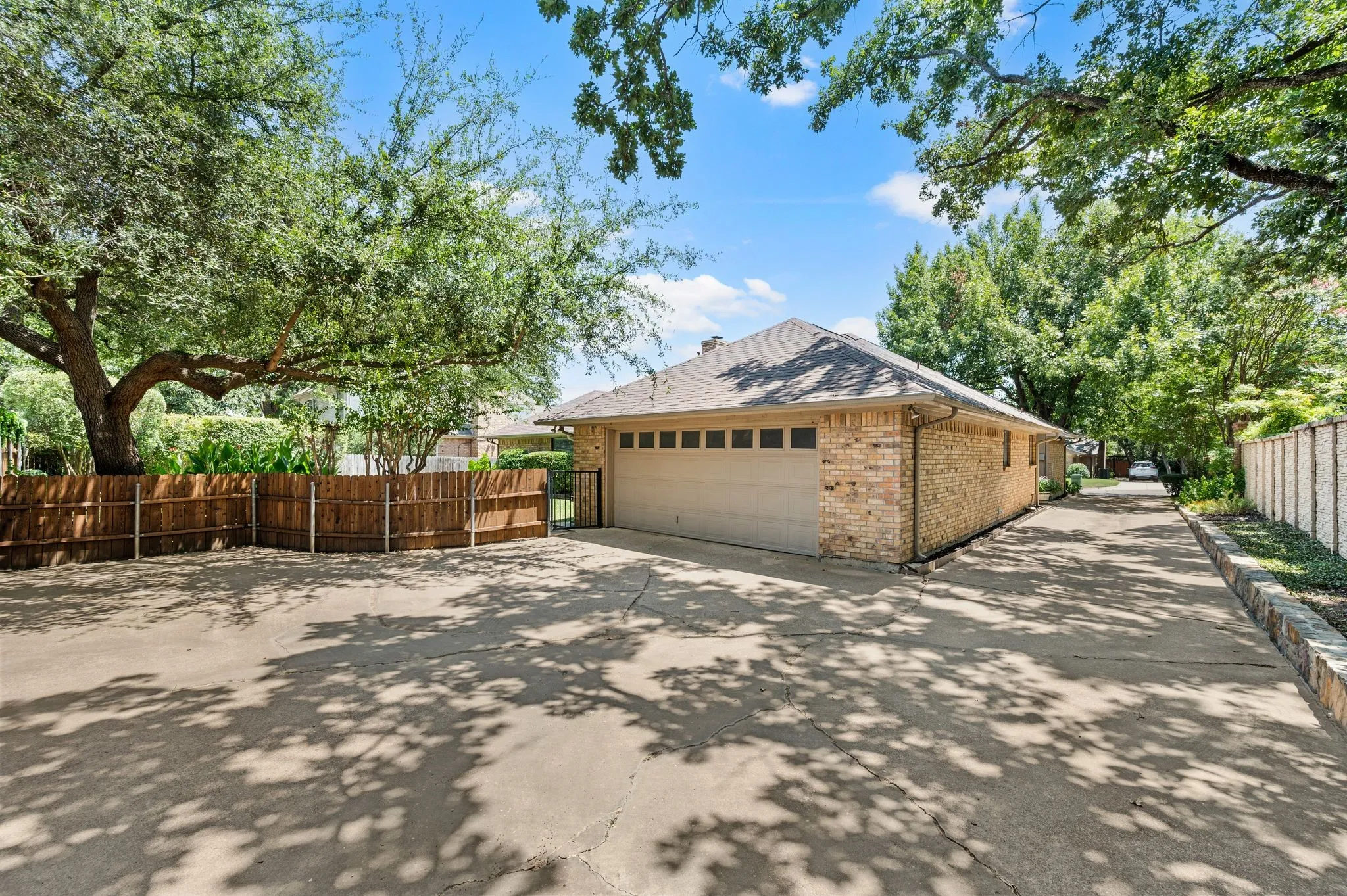 Single Family Residence For Sale in Tarrant County , 5709 Glacier Lake Drive, Arlington, Texas 76013, 4 Bedroom, 3 Bathroom, 2 Garage spaces, 2,424 Sqft, built in 1981, mls#21365181, Real Estate Agent in Arlington, Homes For Sale in Tarrant county, Homes For Sale in Arlington, Realtor in Arlington Texas, Real Estate Brokerage Independent Realty Texas, Luminita Cordes Realtor