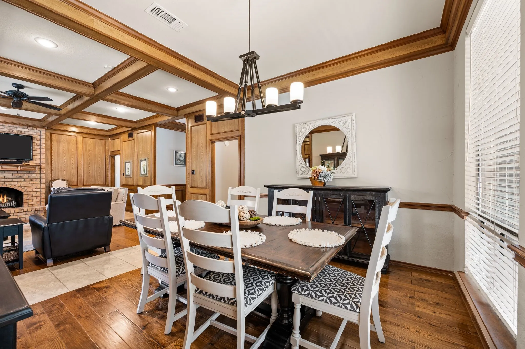 Single Family Residence For Sale in Tarrant County , 5709 Glacier Lake Drive, Arlington, Texas 76013, 4 Bedroom, 3 Bathroom, 2 Garage spaces, 2,424 Sqft, built in 1981, mls#21365181, Real Estate Agent in Arlington, Homes For Sale in Tarrant county, Homes For Sale in Arlington, Realtor in Arlington Texas, Real Estate Brokerage Independent Realty Texas, Luminita Cordes Realtor