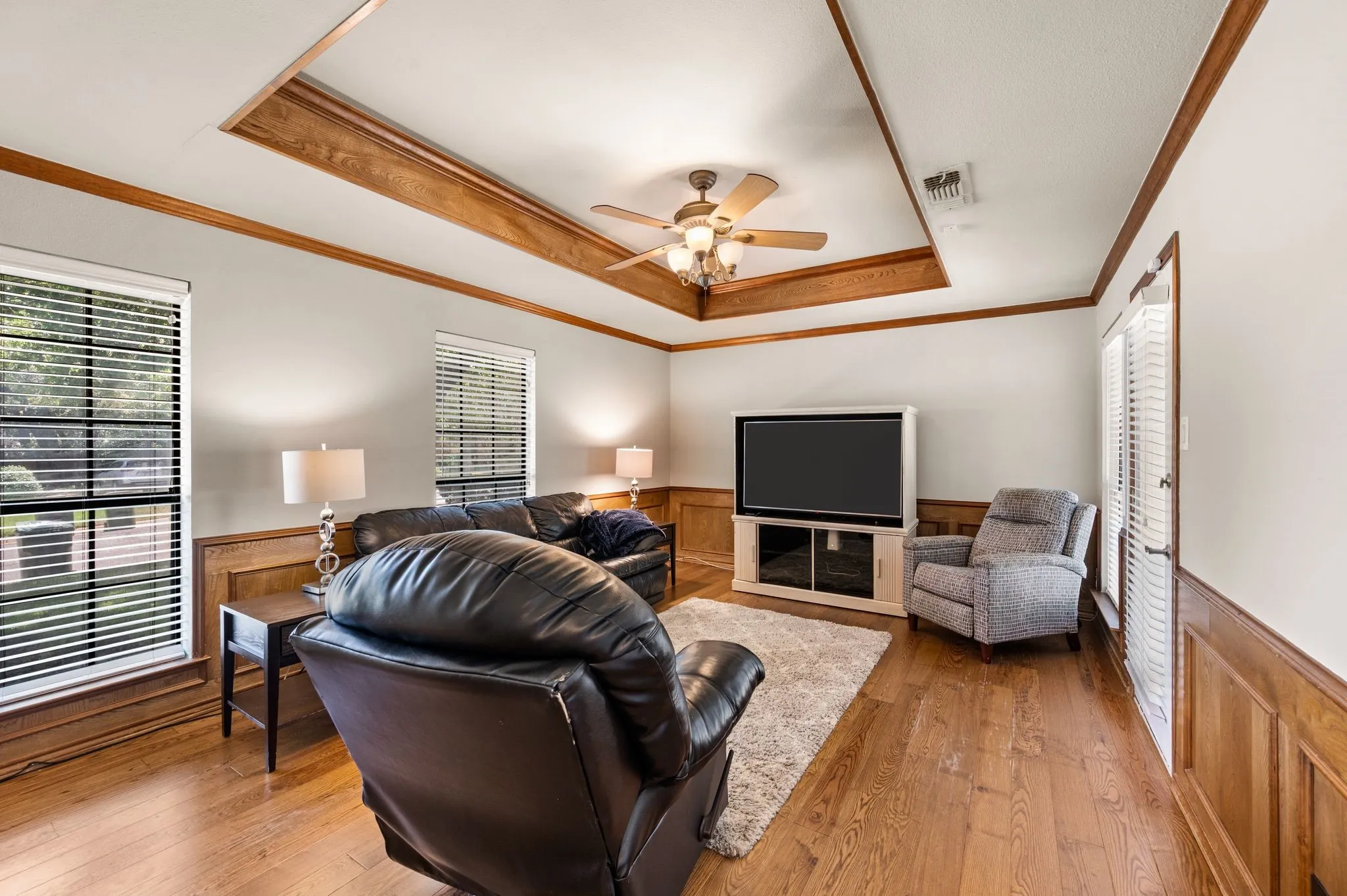 Single Family Residence For Sale in Tarrant County , 5709 Glacier Lake Drive, Arlington, Texas 76013, 4 Bedroom, 3 Bathroom, 2 Garage spaces, 2,424 Sqft, built in 1981, mls#21365181, Real Estate Agent in Arlington, Homes For Sale in Tarrant county, Homes For Sale in Arlington, Realtor in Arlington Texas, Real Estate Brokerage Independent Realty Texas, Luminita Cordes Realtor