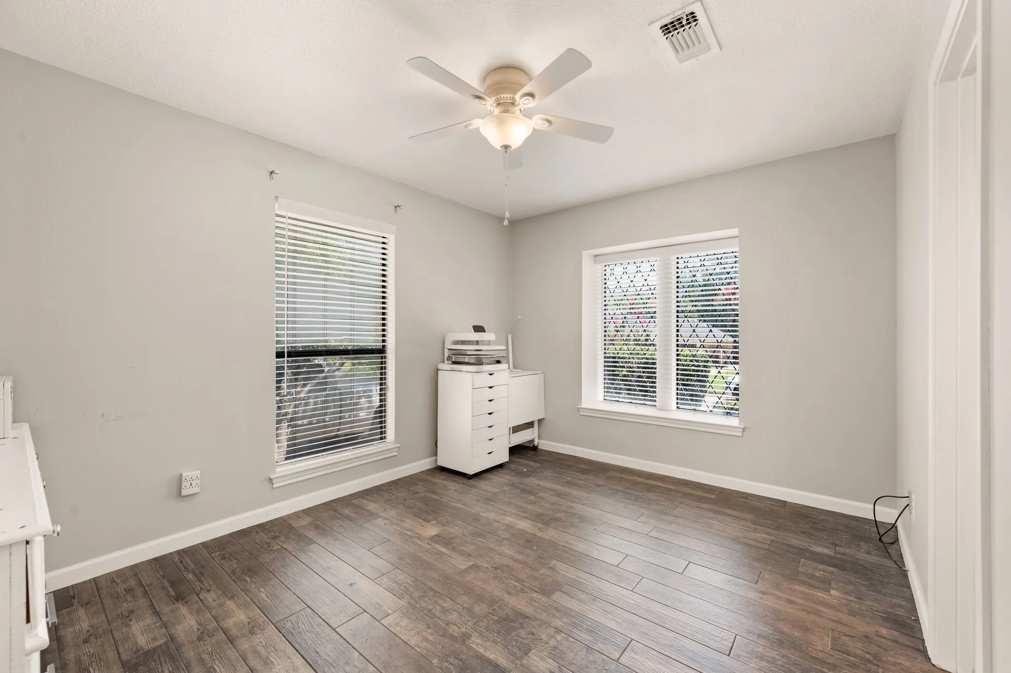 Single Family Residence For Sale in Tarrant County , 5709 Glacier Lake Drive, Arlington, Texas 76013, 4 Bedroom, 3 Bathroom, 2 Garage spaces, 2,424 Sqft, built in 1981, mls#21365181, Real Estate Agent in Arlington, Homes For Sale in Tarrant county, Homes For Sale in Arlington, Realtor in Arlington Texas, Real Estate Brokerage Independent Realty Texas, Luminita Cordes Realtor